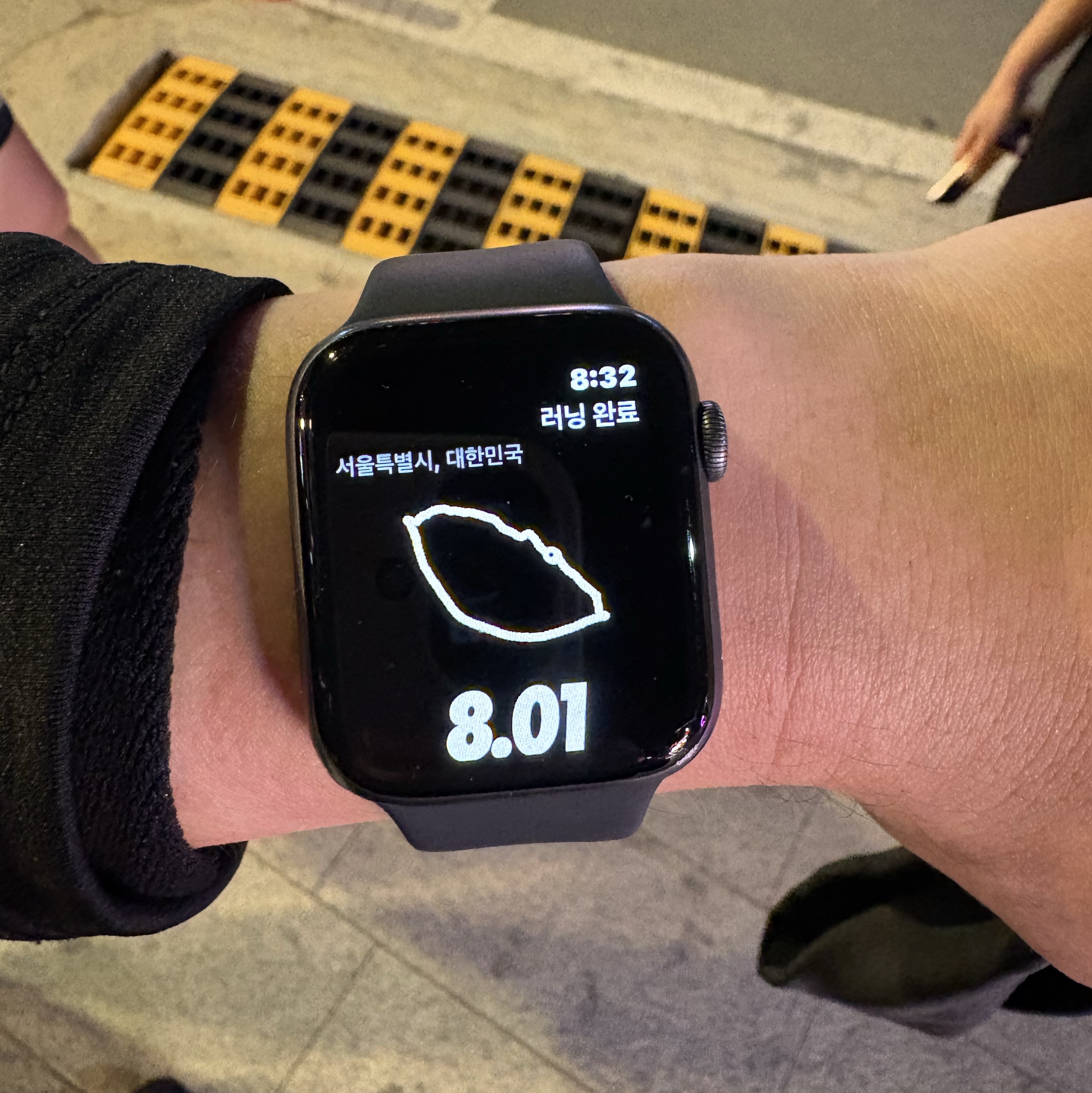 Apple Watch SE 2024 40mm Midnight Aluminium Case with Sport Band S/M Midnight (Korean Ver.) 착용 스타일