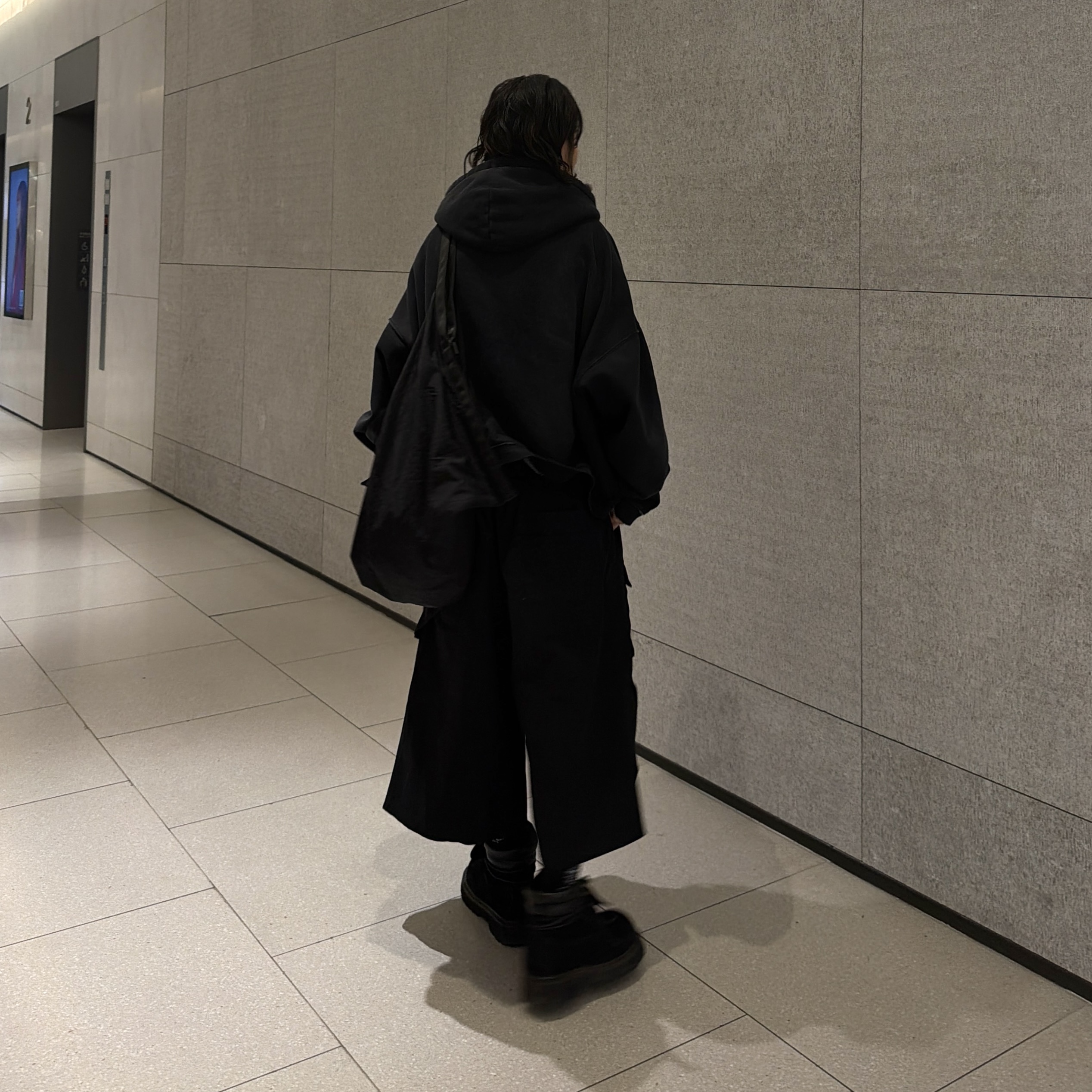 Flavorism VTG Washed Bermuda Pants Washed Black, Undermycar Burning Wasteland Multi Patched Zipped Hoodie Black 착용 스타일 - 6