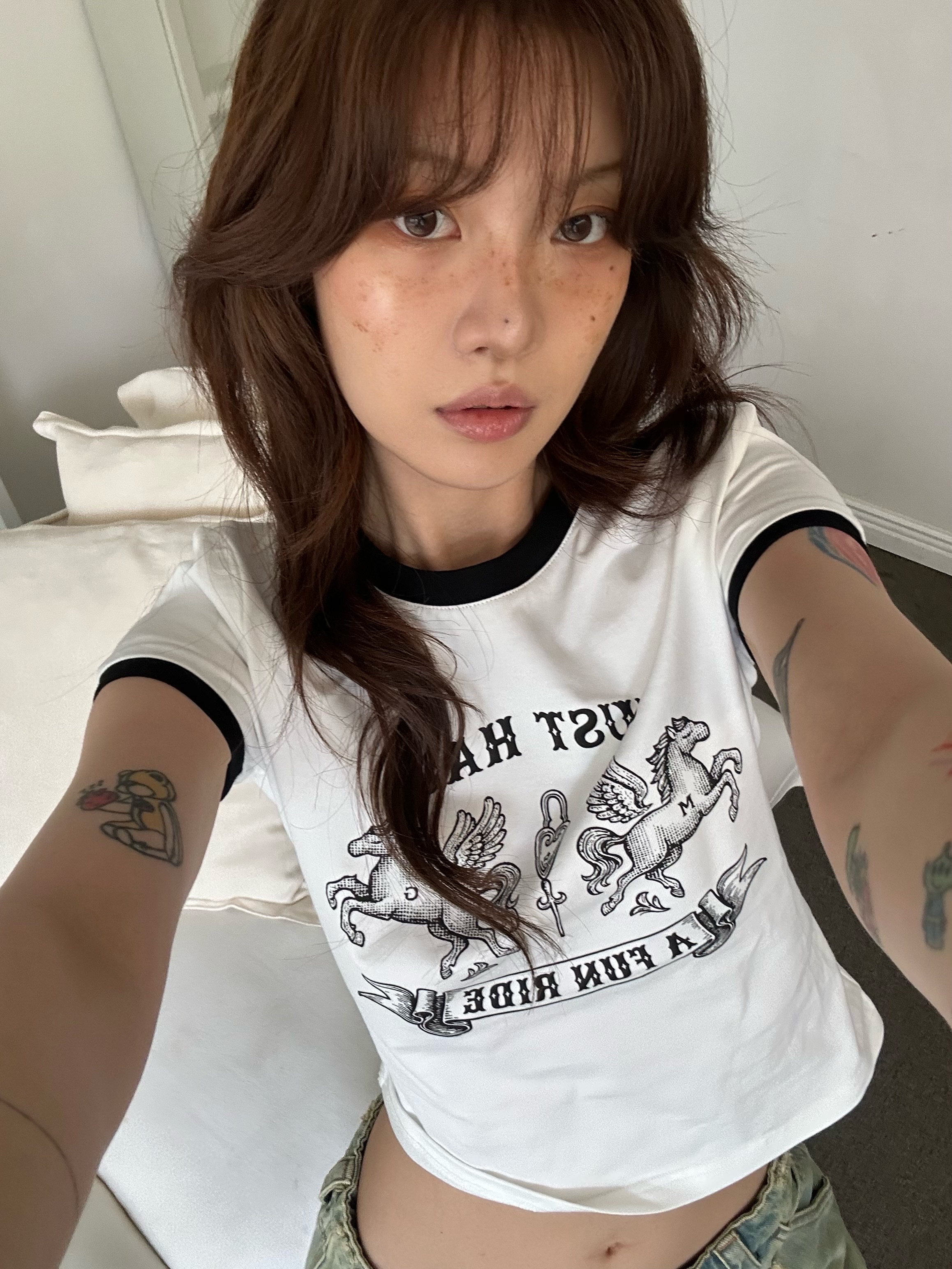 Markgong Women Fun Ride Printed T-Shirt White - 26SS, Markgong Women Blue Denim Cargo Shorts Blue - 26SS 착용 스타일 - 3