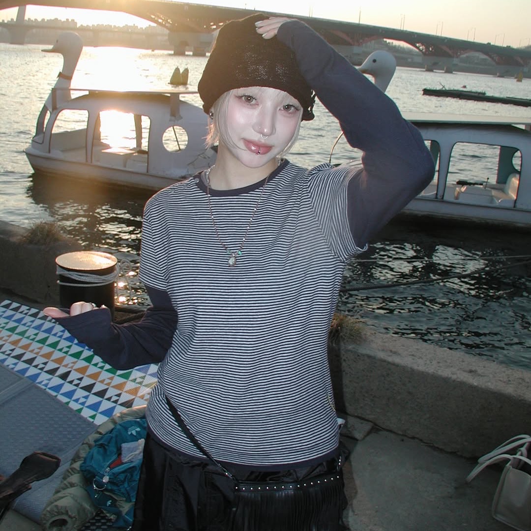 MAINBOOTH Button Turban Beanie BLACK, MAINBOOTH Layered Border T-shirt NAVY 착용 스타일 - 1
