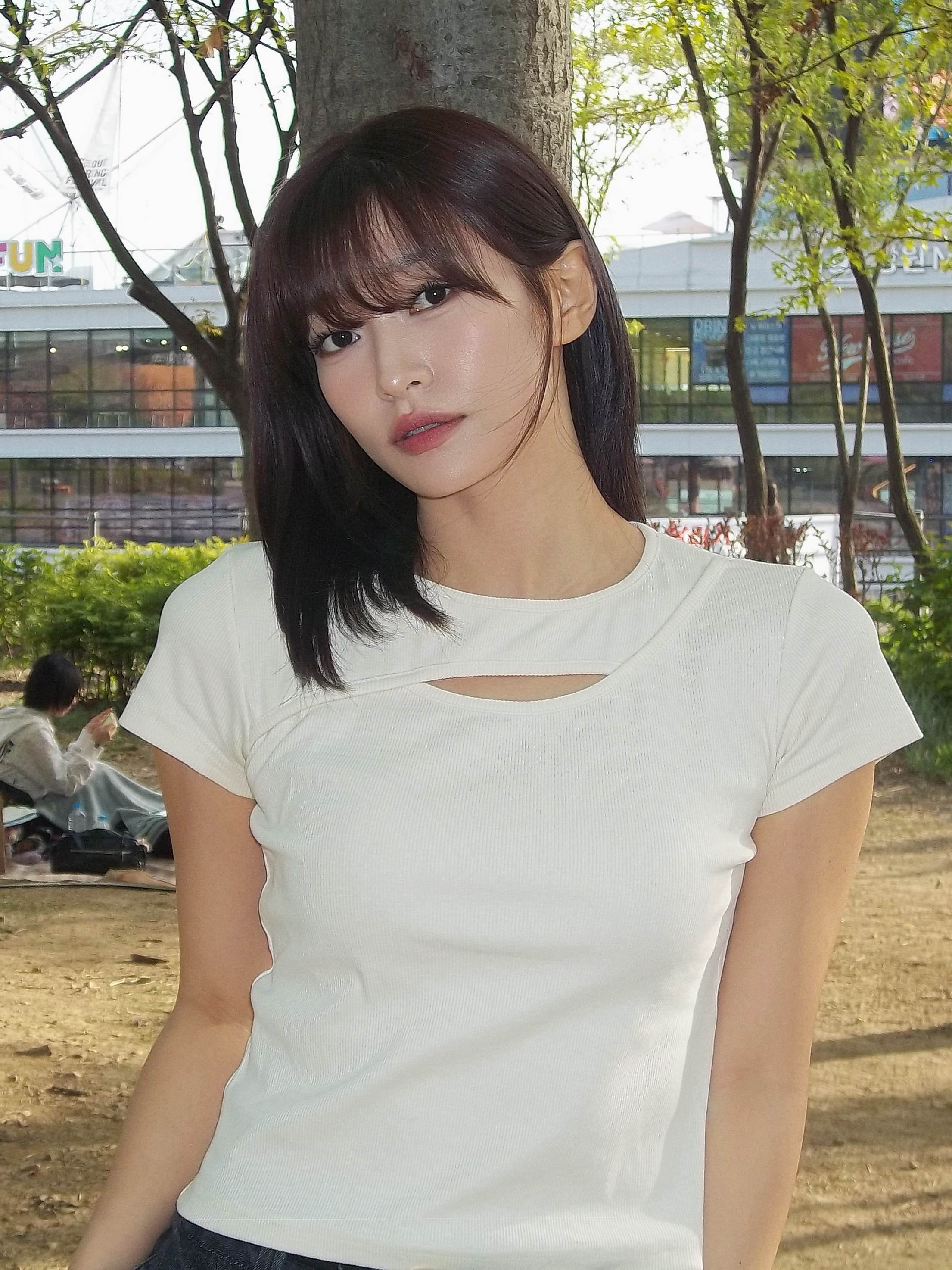 PHOS333 W Slim Fit Slit T-Shirt Cream 착용 스타일 - 3