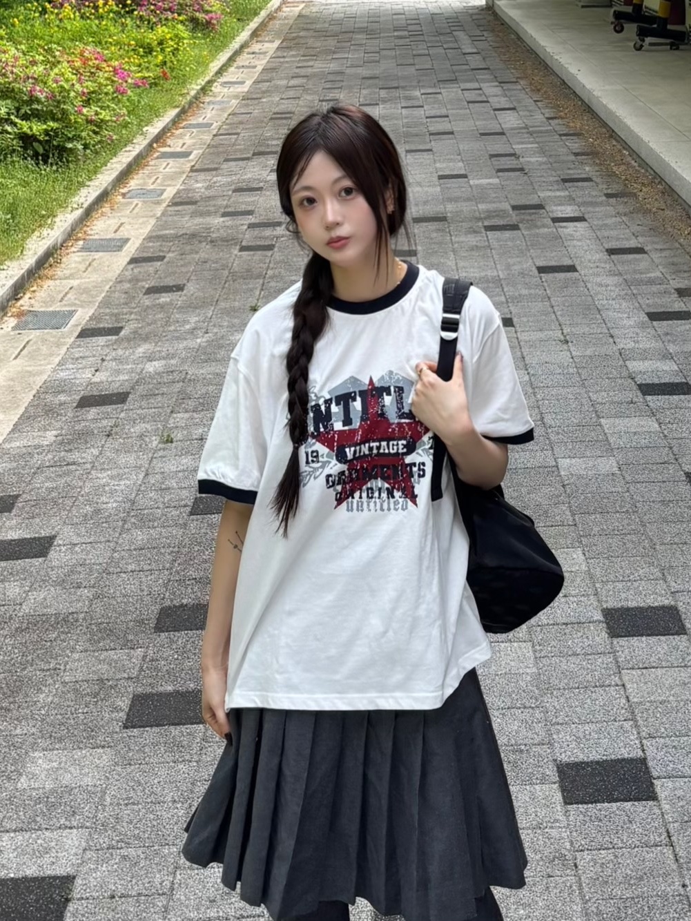 Flavorism VTG Graphic Linger T-shirt White Navy 착용 스타일 - 9