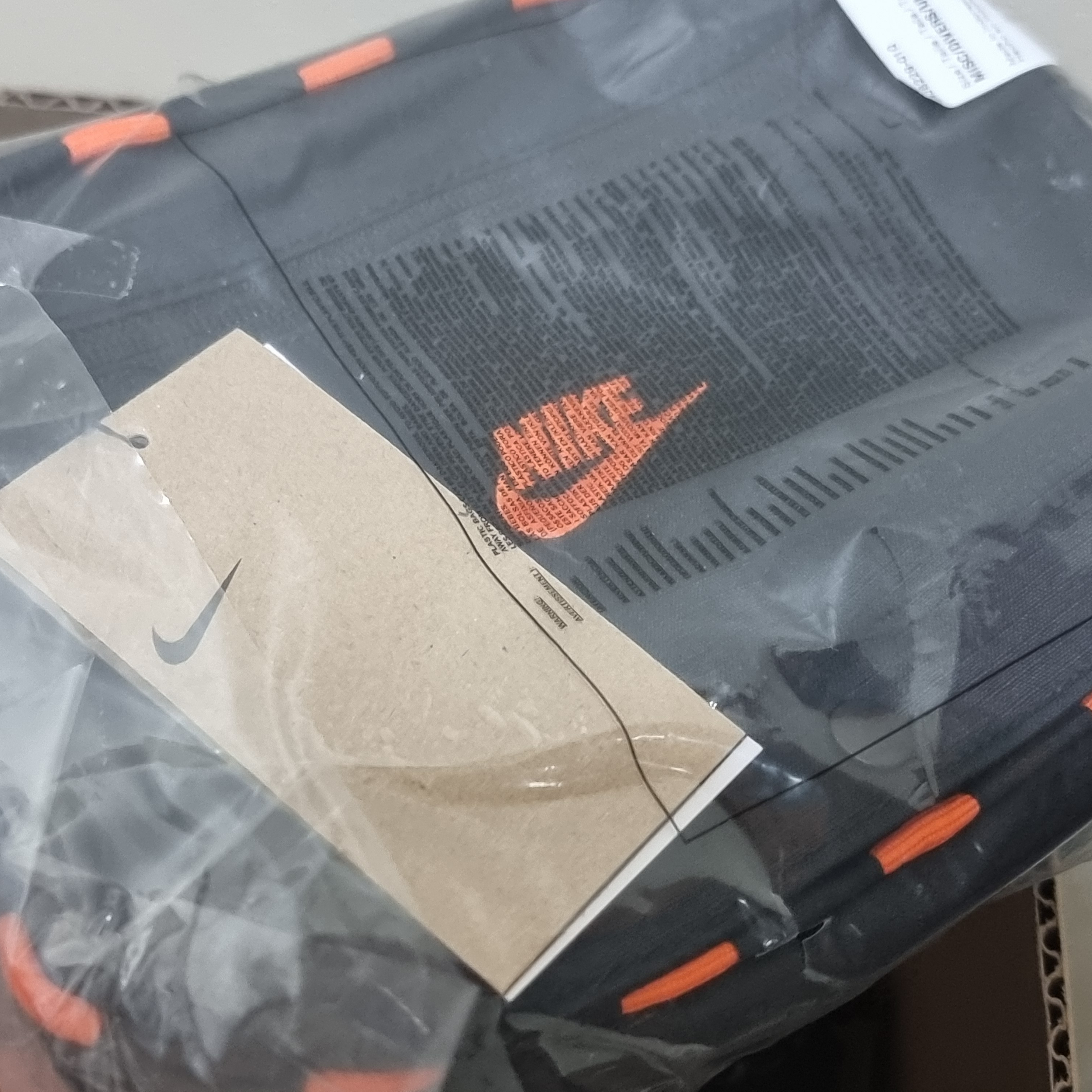 Nike Hayward Patrol Crossbody Bag 4L Black Safety Orange 착용 스타일