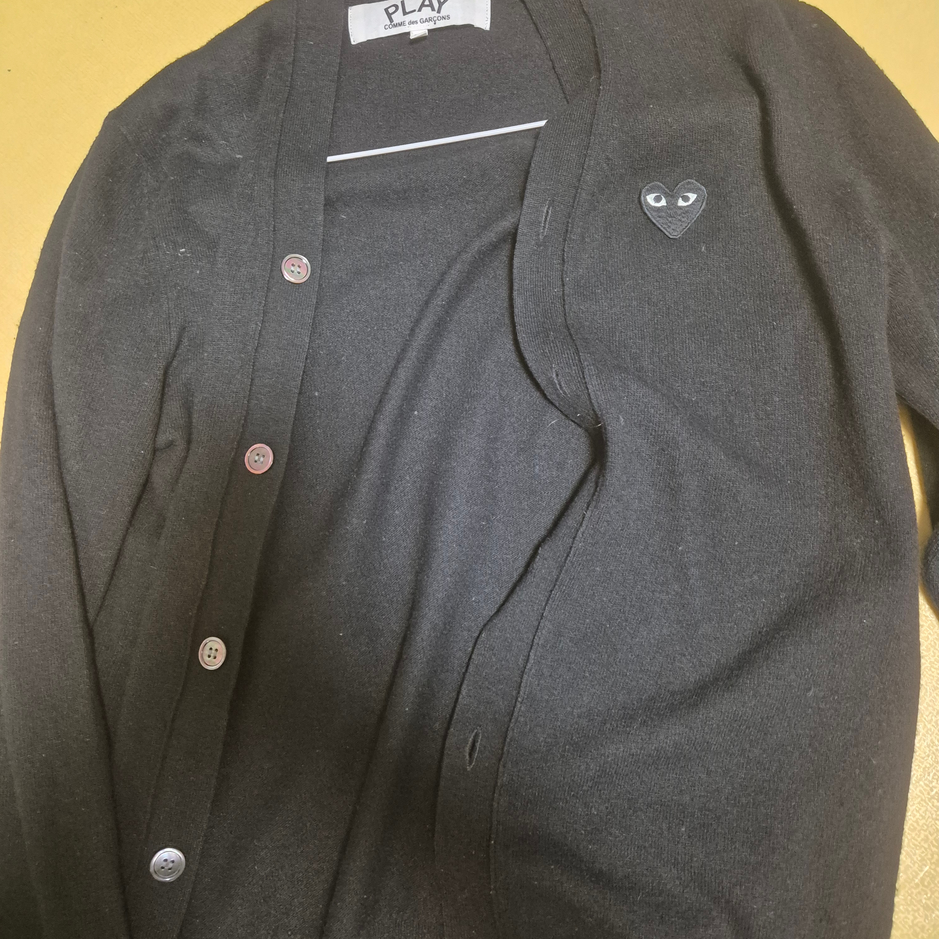 Play Comme des Garcons White Heart Knit Cardigan Black 착용 스타일