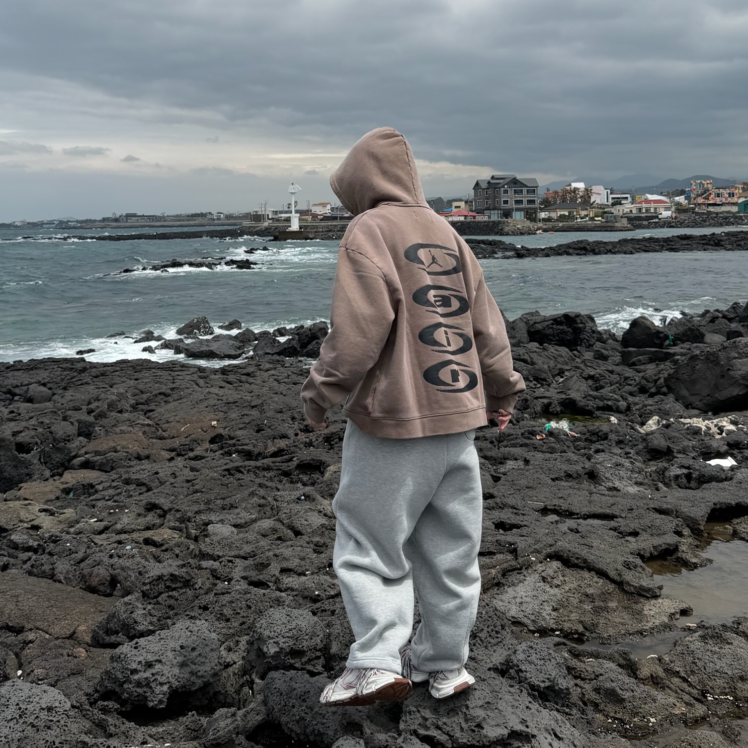 Jordan x Travis Scott Pullover Hoodie Palomino (DZ5502-275) 착용 스타일 - 1