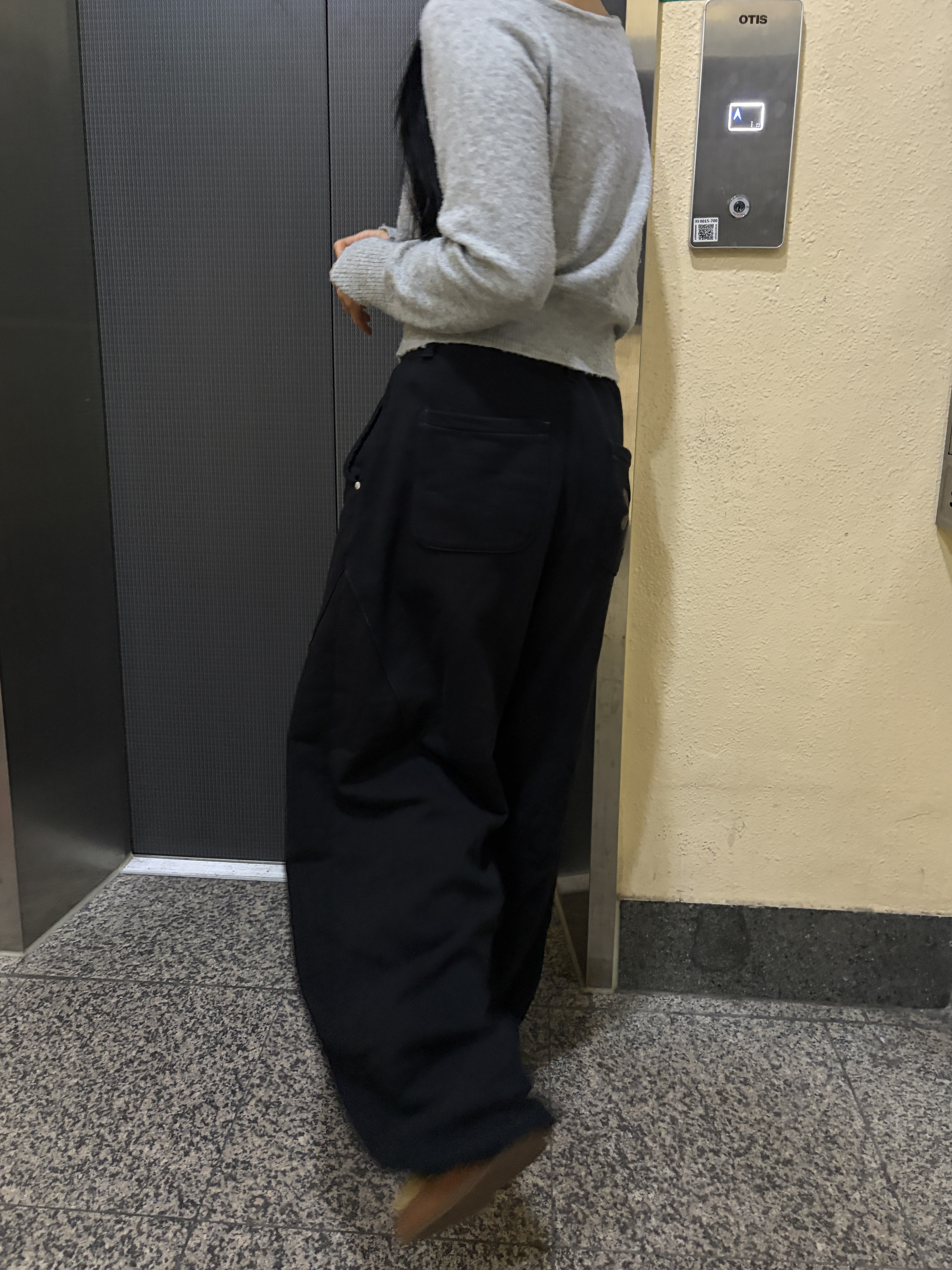 Riomeu Curved Balloon Sweatpants Black 착용 스타일 - 3