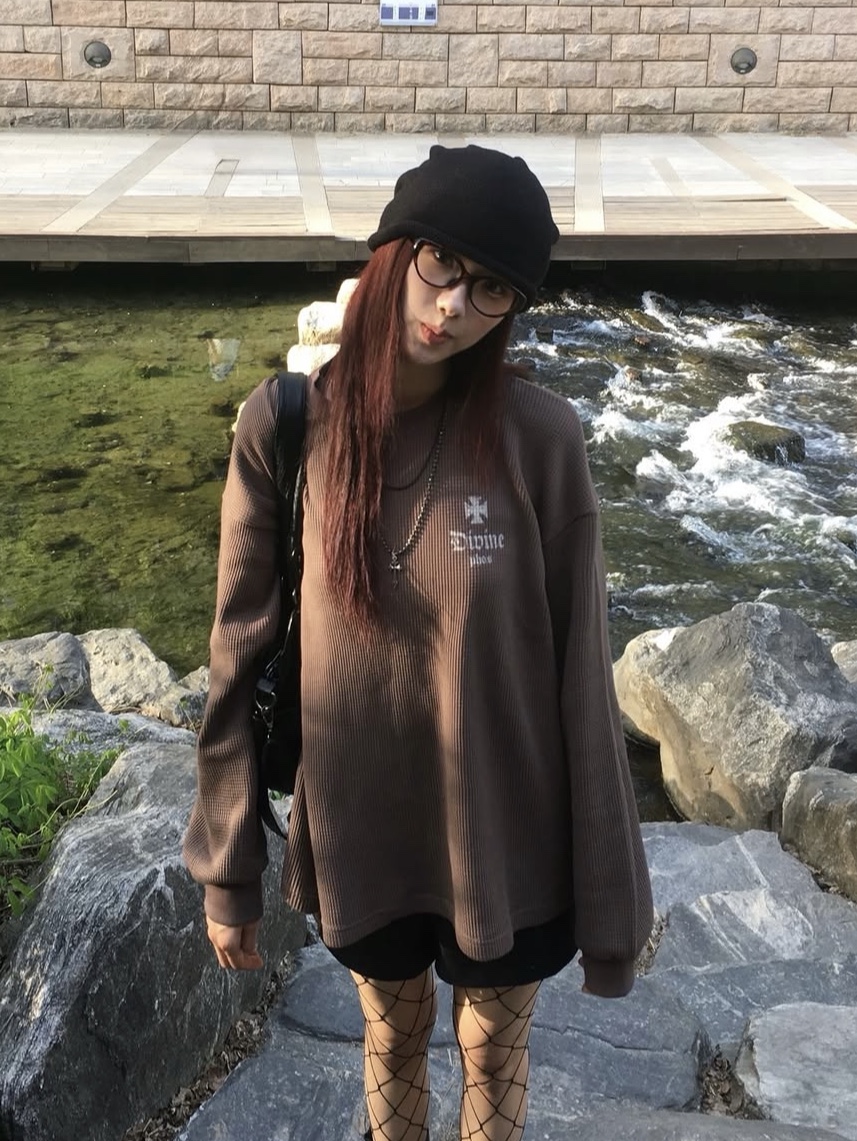 PHOS333 Divine Waffle Long Sleeved Dark Brown 착용 스타일 - 2