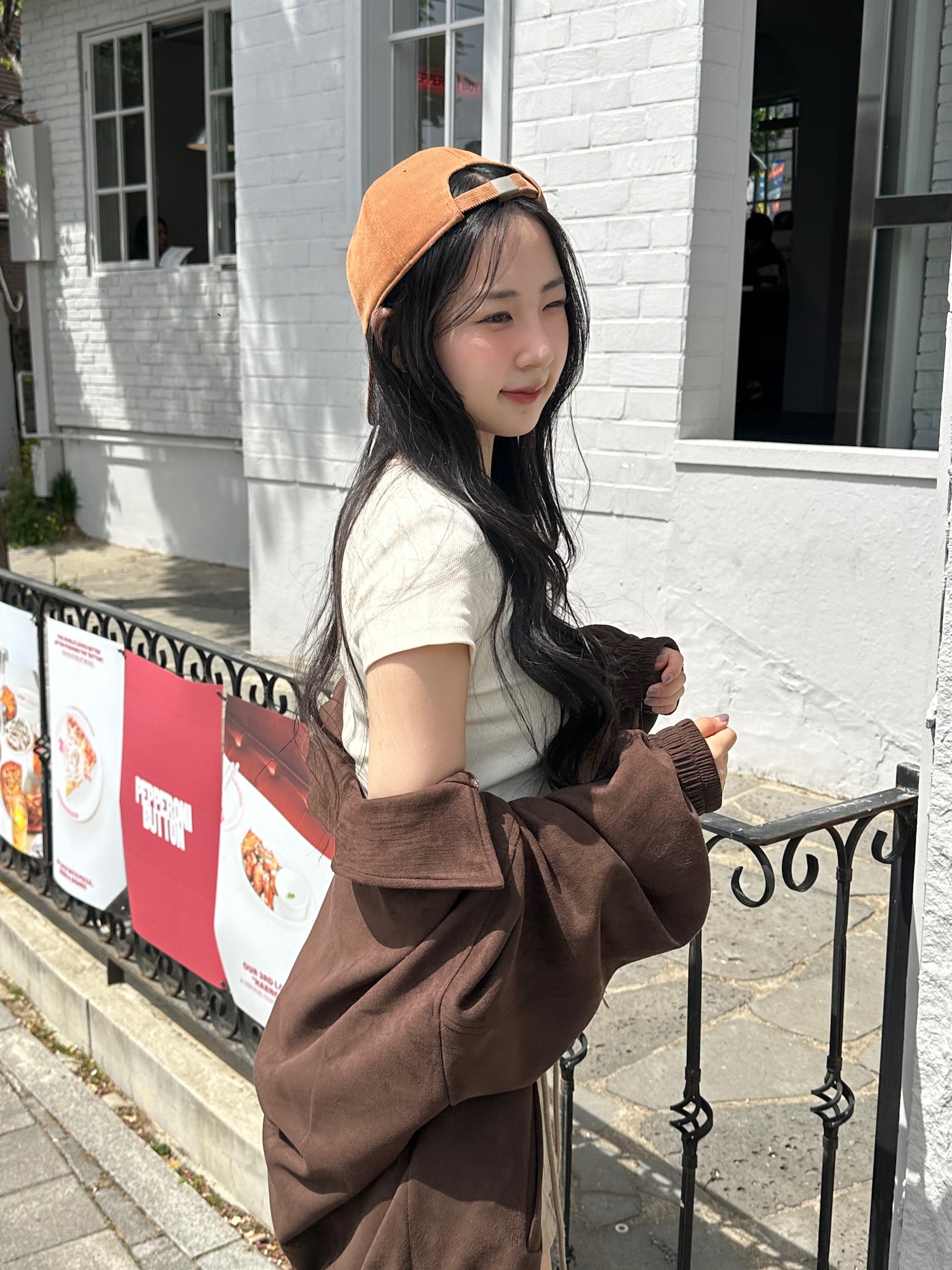 PHOS333 W Slim Fit Slit T-Shirt Cream 착용 스타일 - 3