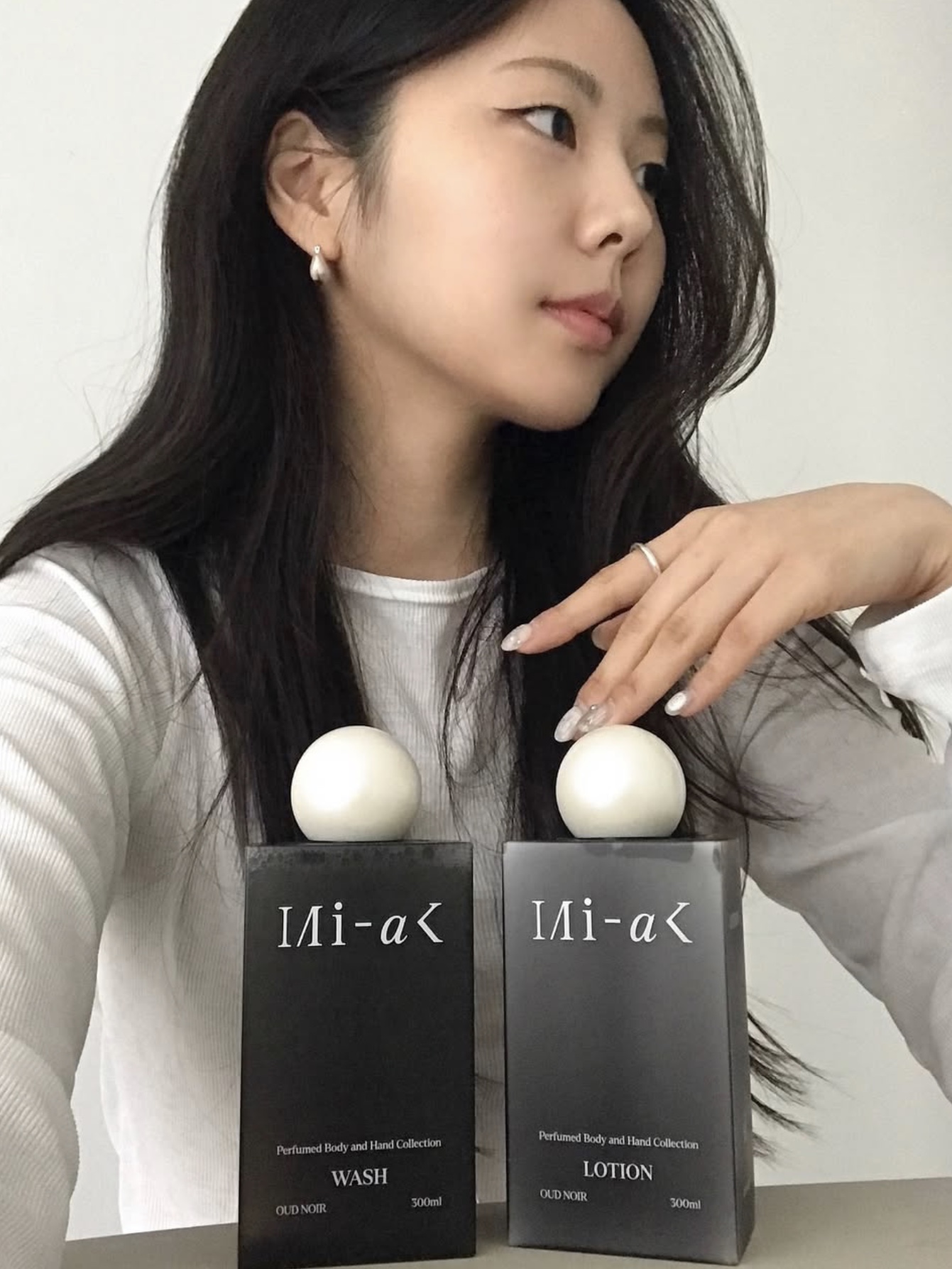 MIHAK OUD NOIR Perfumed Body & Hand Wash 300ml, MIHAK OUD NOIR Perfumed Body & Hand Lotion 300ml 착용 스타일 - 1