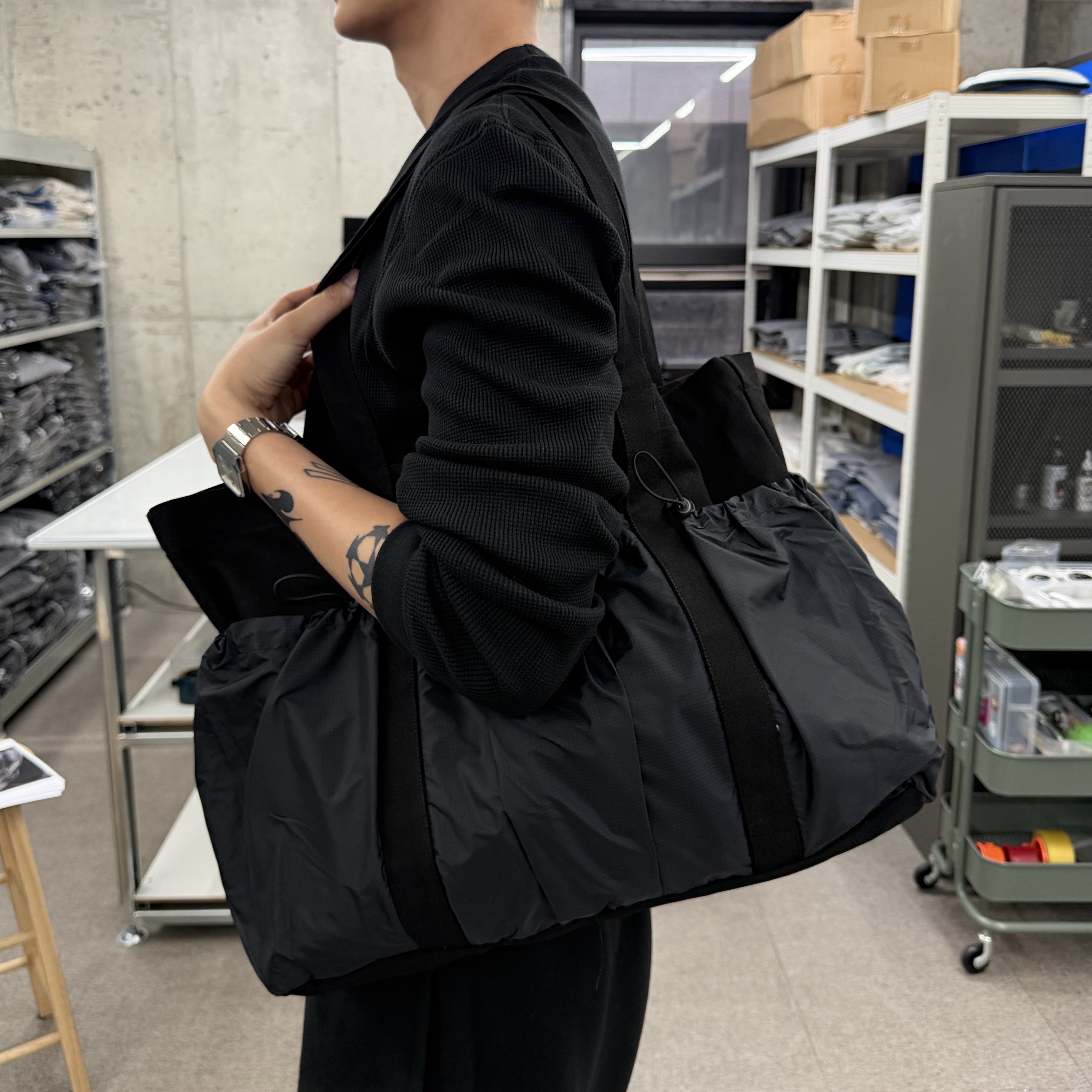 THE WARLD C.N Tote Bag Black 착용 스타일 - 1