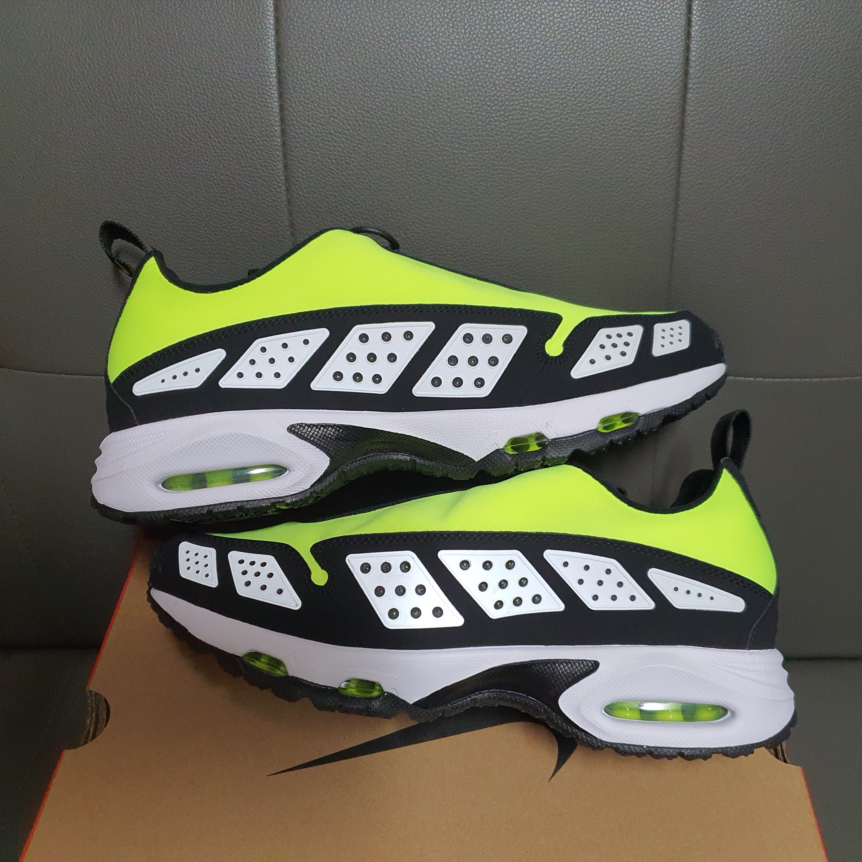 (W) Nike Air Max SNDR Volt and Black 착용 스타일