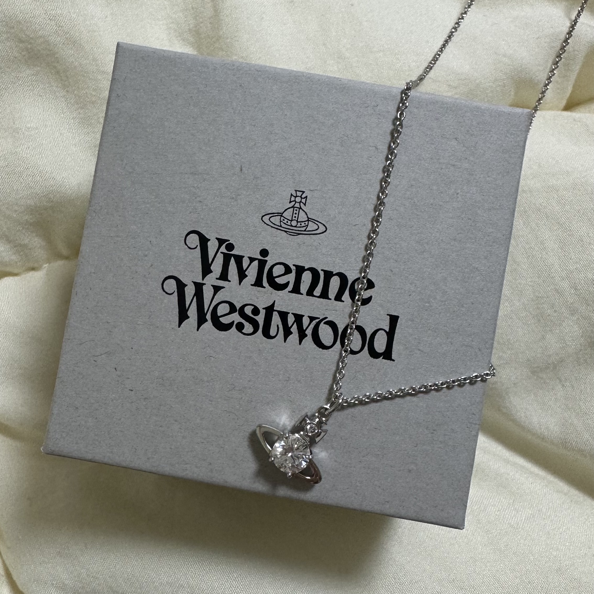 Vivienne Westwood Reina Pendant Silver 착용 스타일