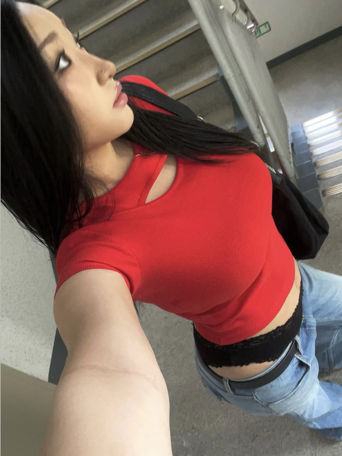 PHOS333 W Slim Fit Slit T-Shirt Red 착용 스타일 - 2
