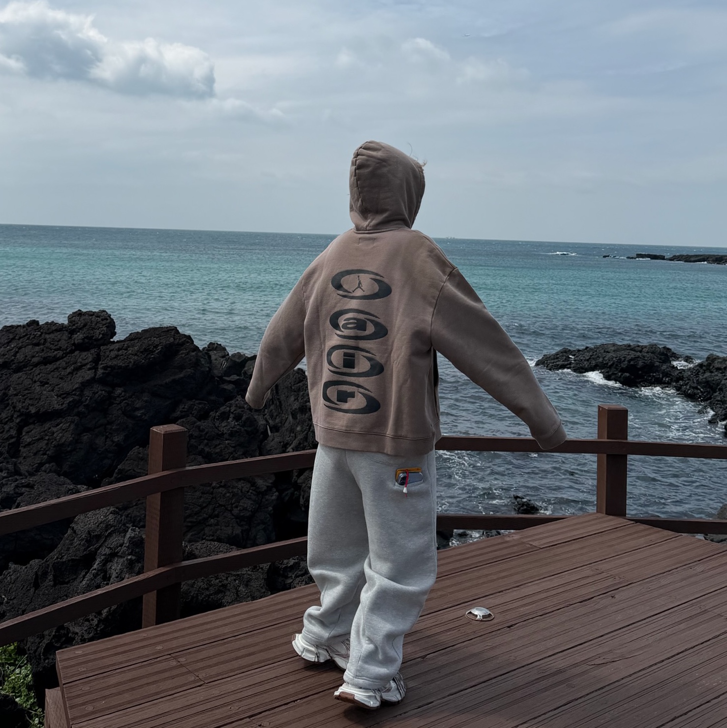 Jordan x Travis Scott Pullover Hoodie Palomino (DZ5502-275) 착용 스타일 - 4