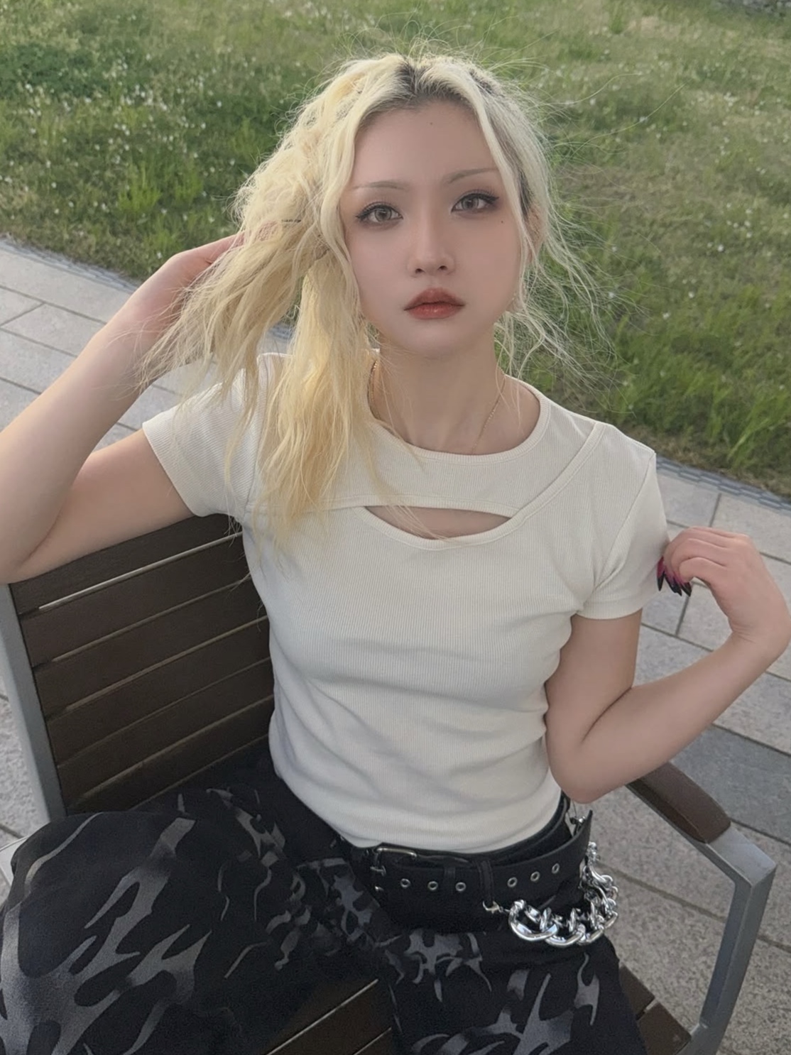 PHOS333 W Slim Fit Slit T-Shirt Cream 착용 스타일 - 3