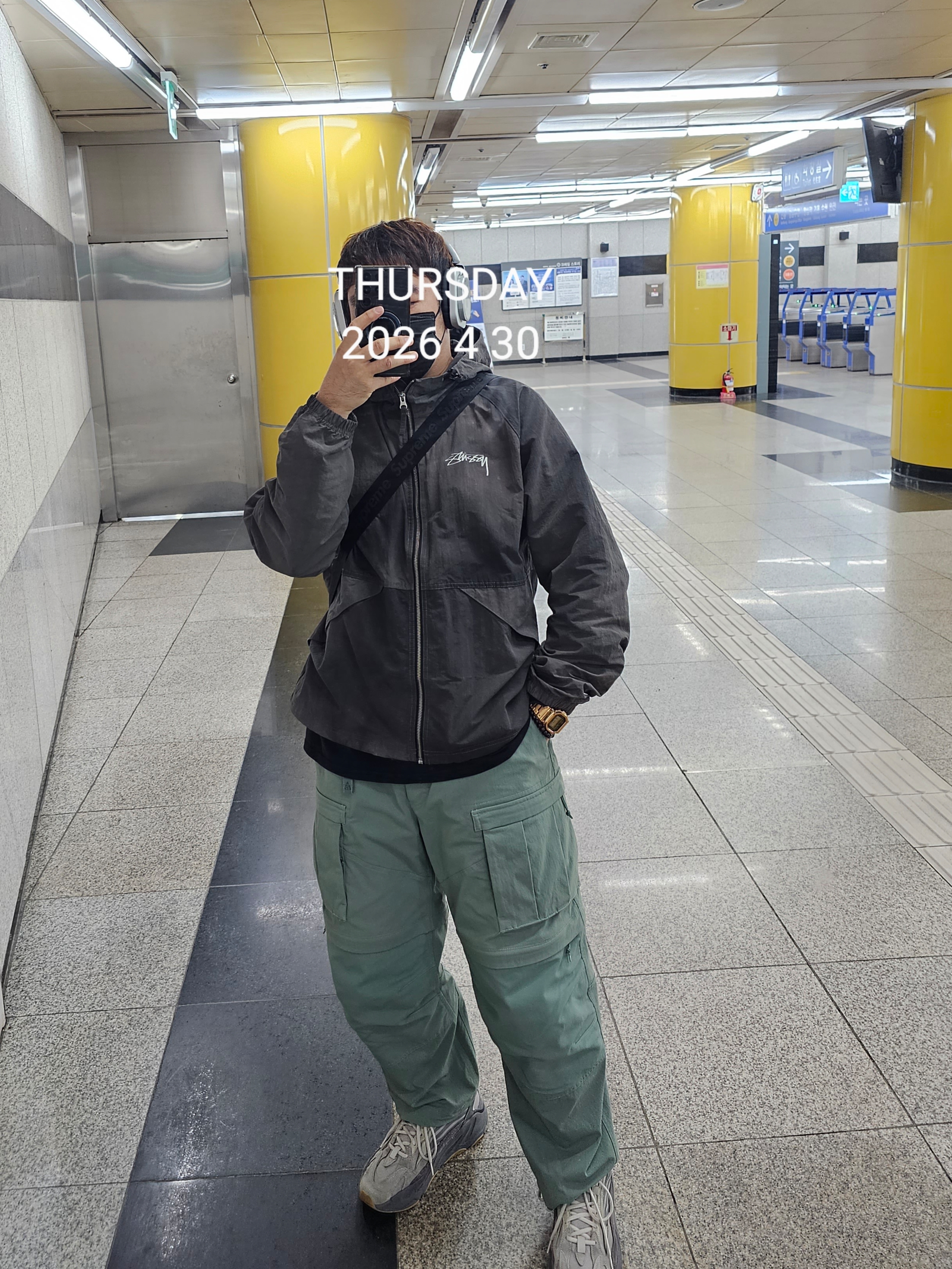 Stussy Wave Dye Beach Shell Jacket Black, Nike ACG Smith Summit Cargo Pants Clay Green - Asia 착용 스타일