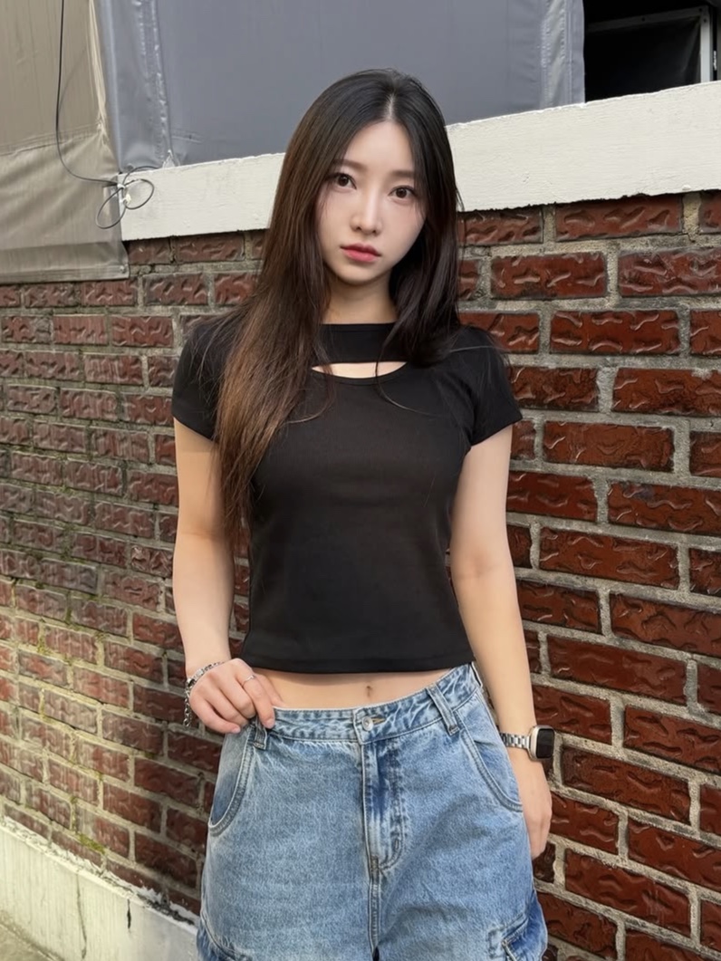 PHOS333 W Slim Fit Slit T-Shirt Black 착용 스타일 - 1