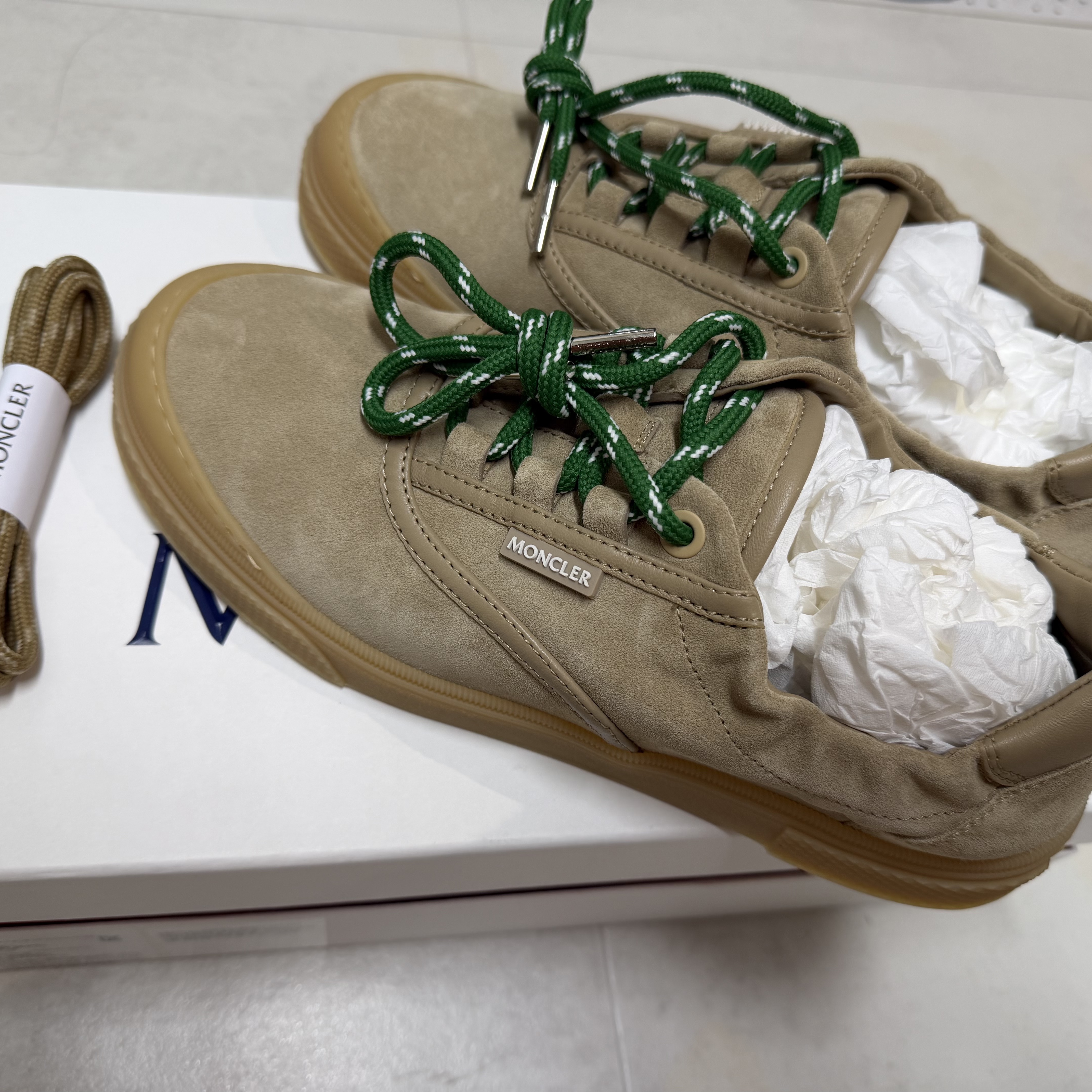 Moncler Vera Leisure Suede Sneakers Beige - 26SS 착용 스타일