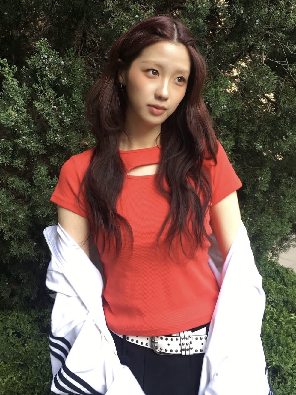 PHOS333 W Slim Fit Slit T-Shirt Red 착용 스타일 - 1