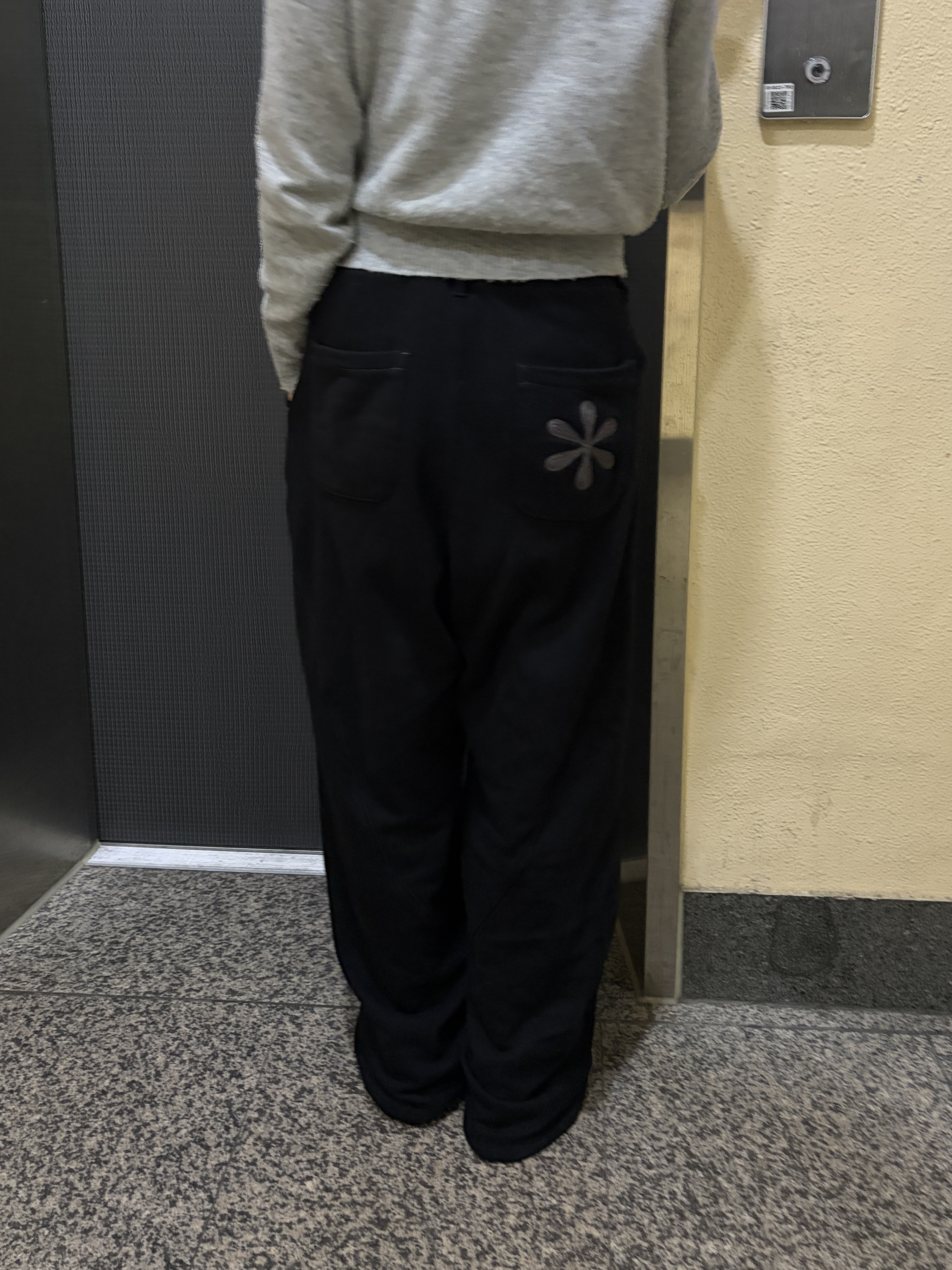 Riomeu Curved Balloon Sweatpants Black 착용 스타일 - 2