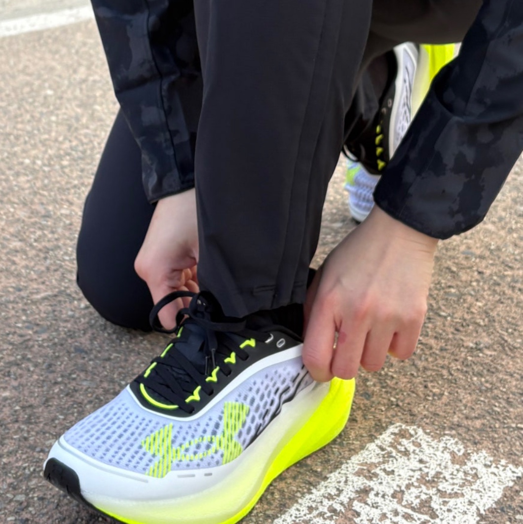 (W) Under Armour UA Velociti Distance Running Shoes White High Vis Yellow 착용 스타일