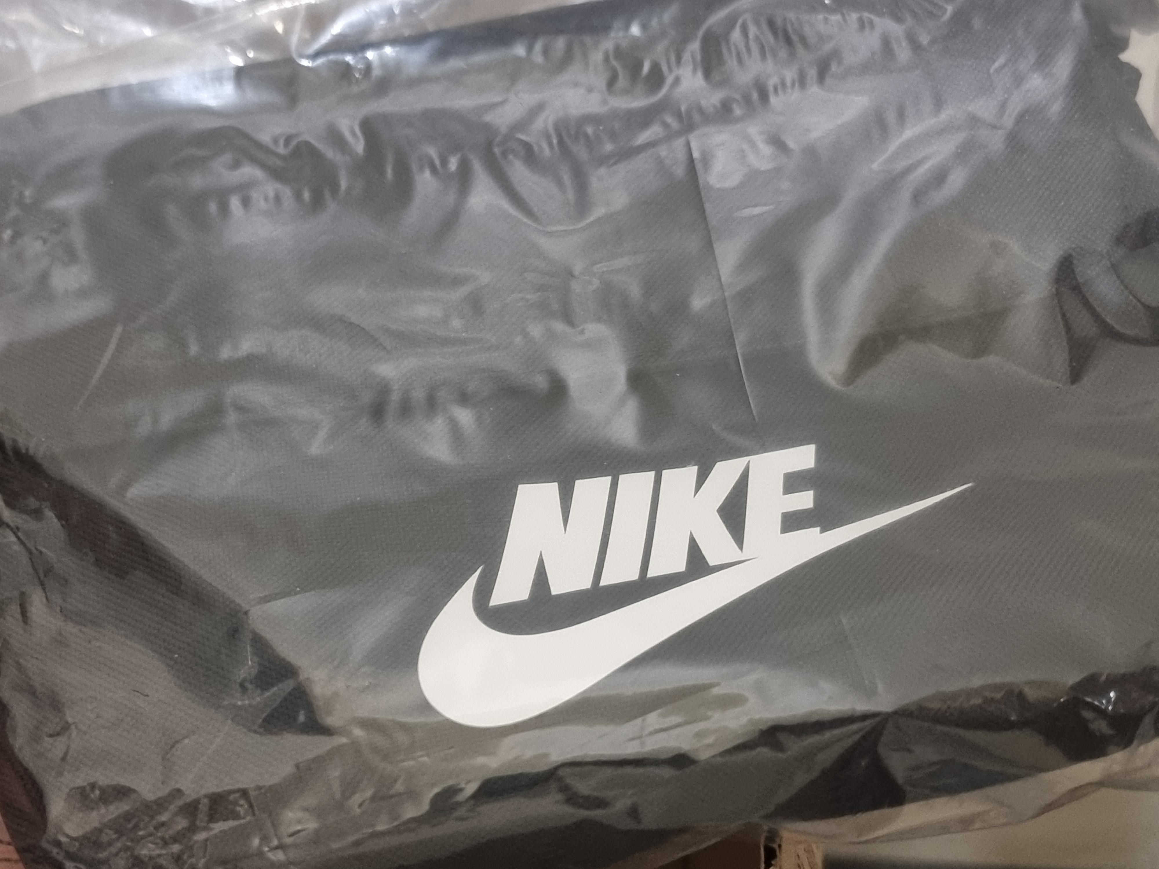 Nike NSW Futura 365 Crossbody Bag 3L Black 착용 스타일