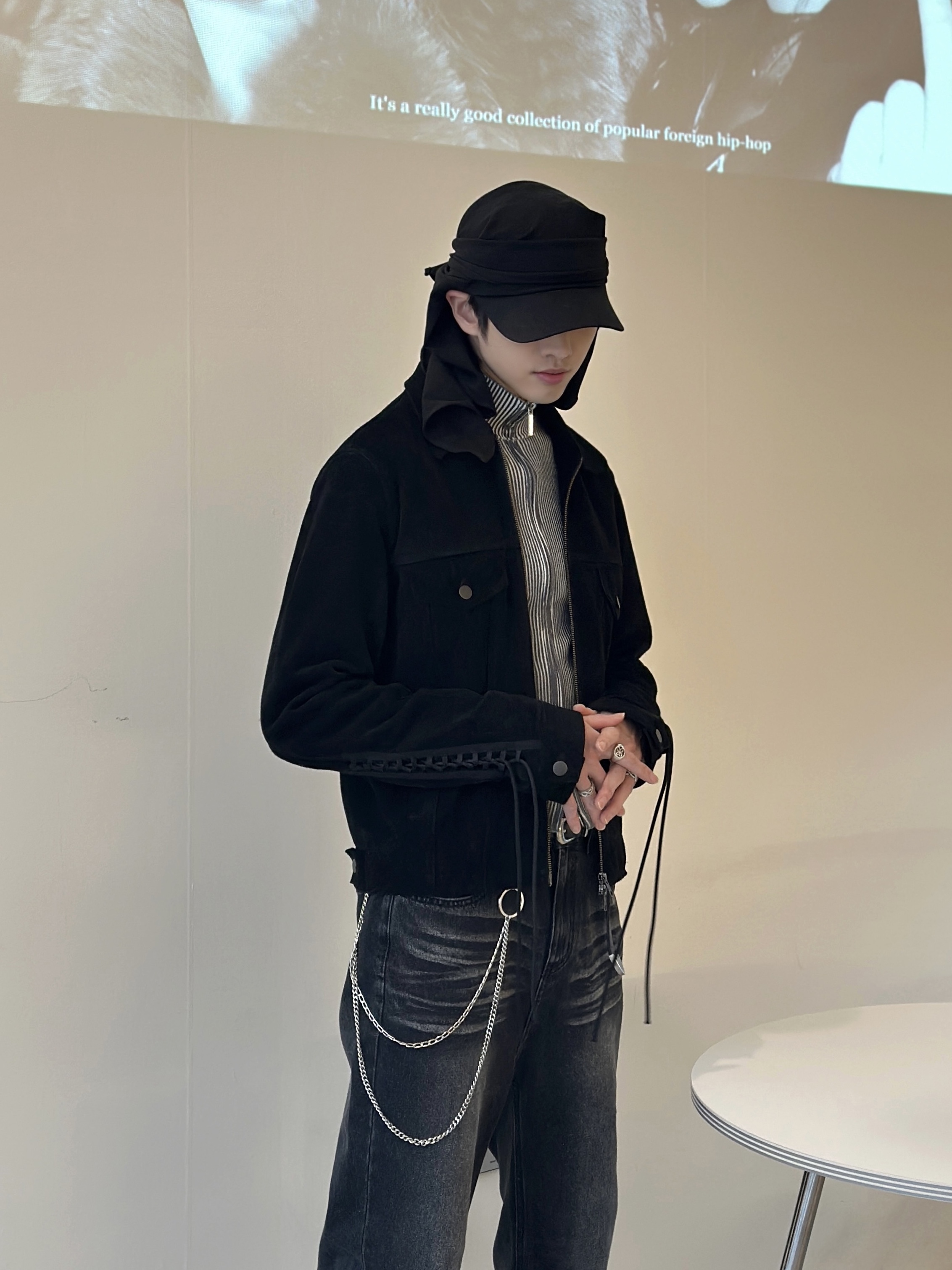 Undermycar Embroidered Suede Trucker Jacket Black 착용 스타일 - 1