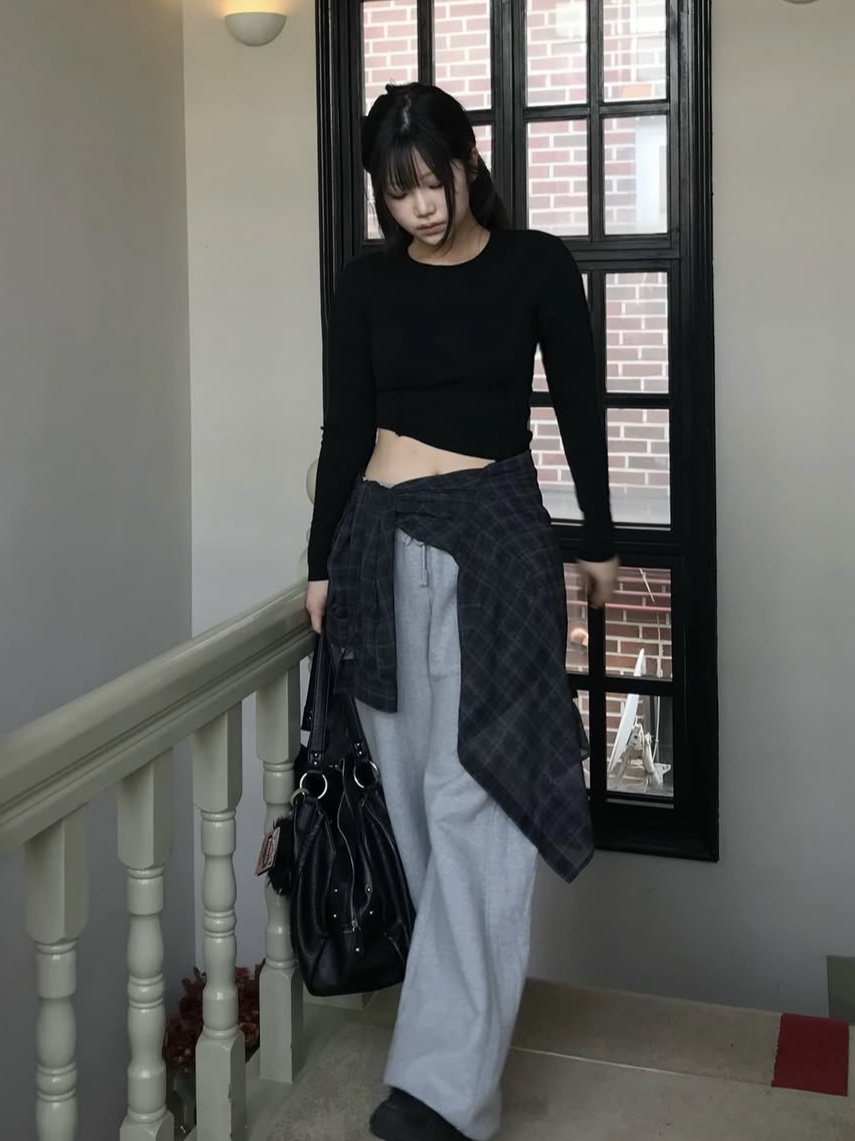 PHOS333 W Diagonal Long Sleeved Black 착용 스타일 - 1