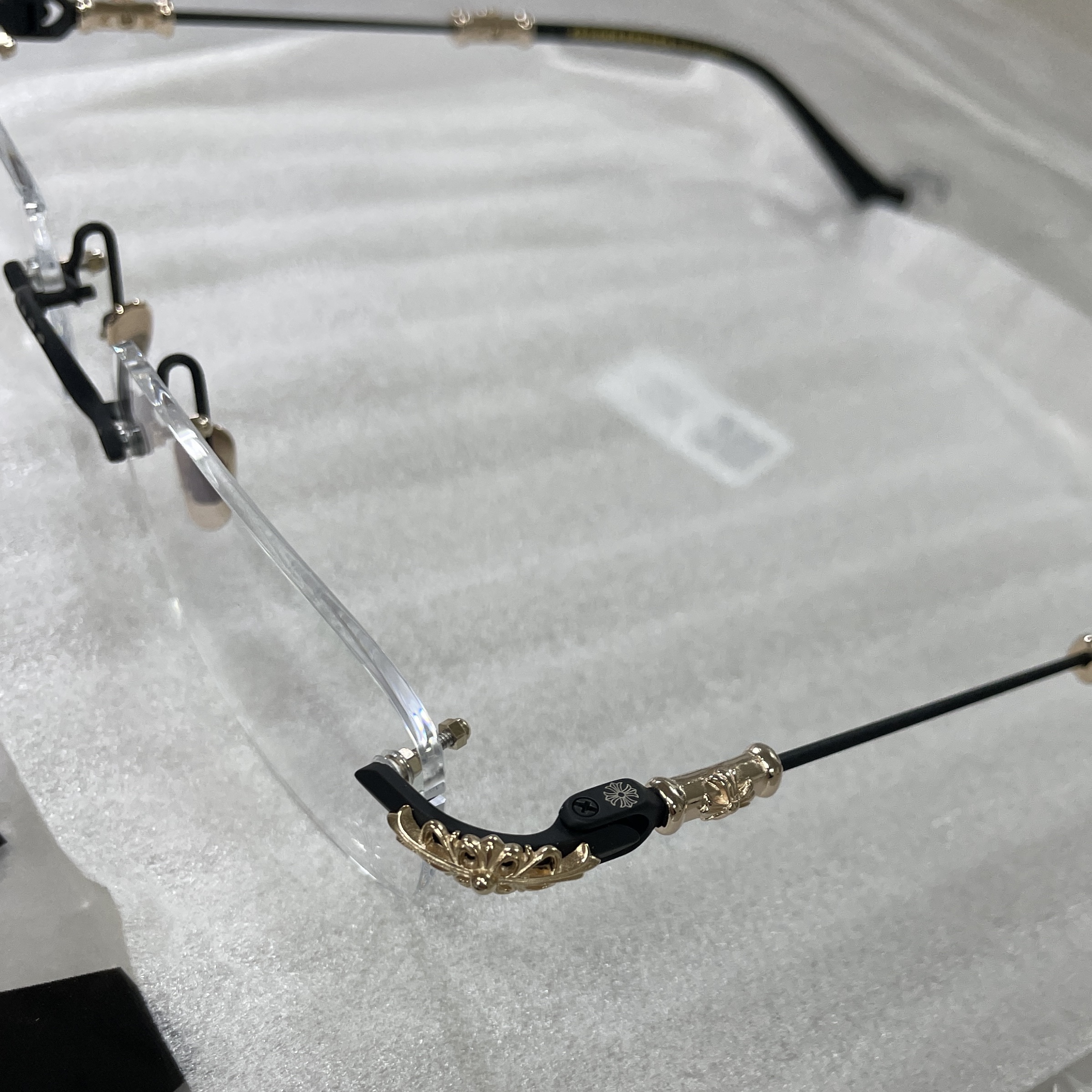 Chrome Hearts Pills III Matte Black 18K Gold Plated, Chrome Hearts Pills III Shiny Silver Black Plastic 착용 스타일