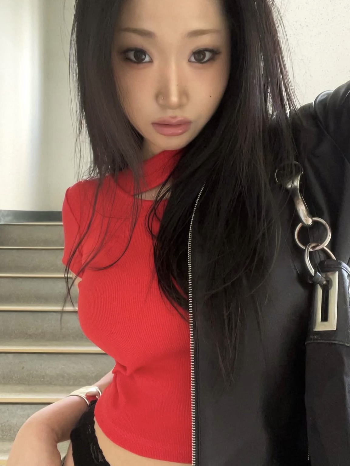 PHOS333 W Slim Fit Slit T-Shirt Red 착용 스타일 - 3