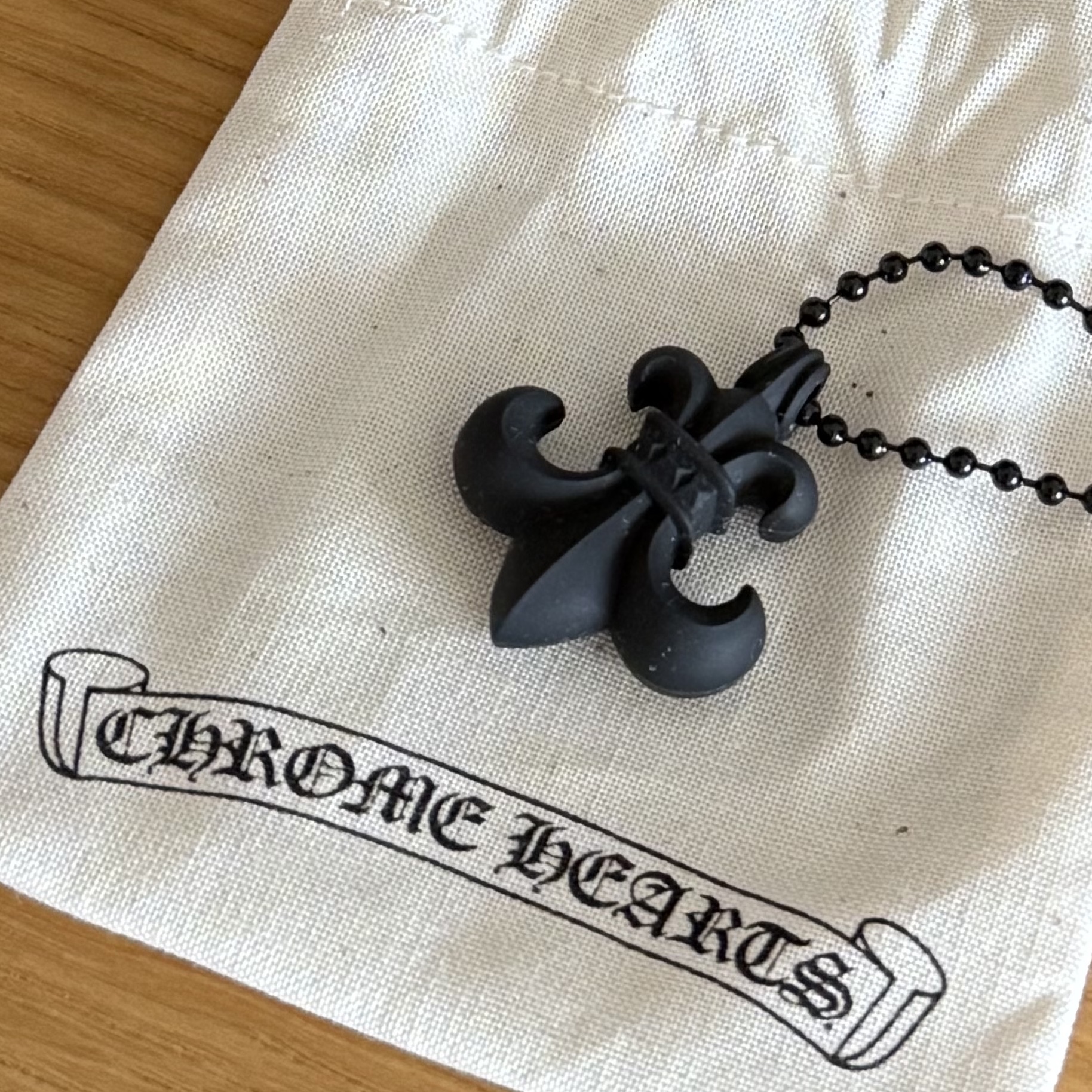 Chrome Hearts Silichrome BS Fleur Pendant Black 착용 스타일