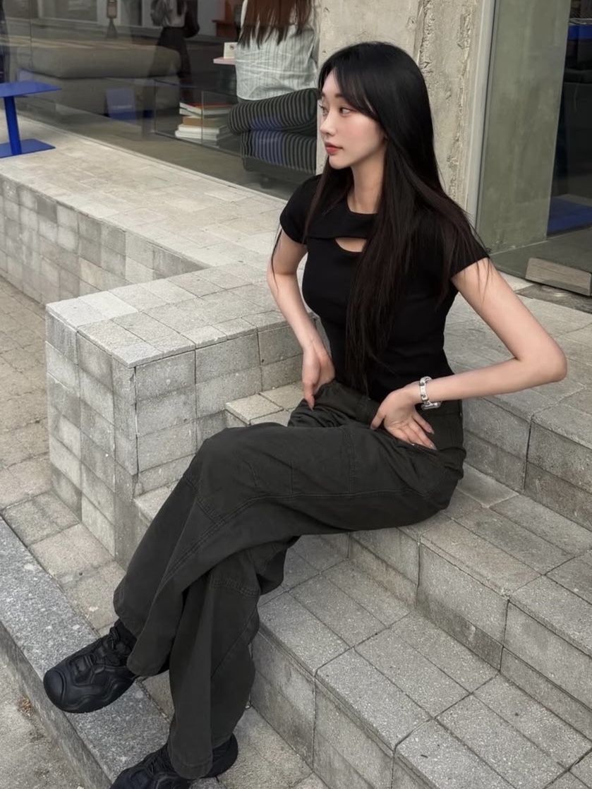 PHOS333 W Slim Fit Slit T-Shirt Black 착용 스타일 - 2