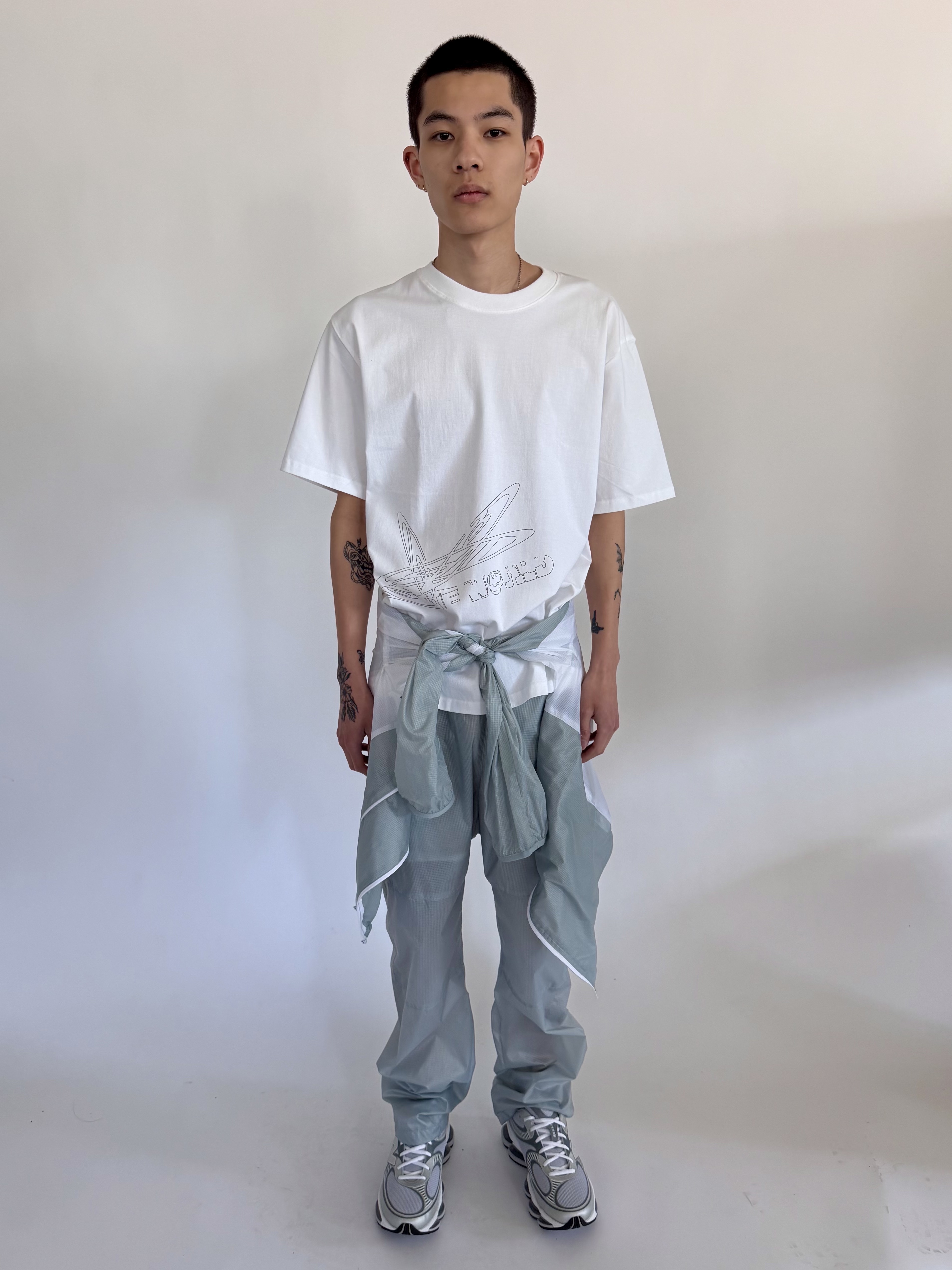 THE WARLD System Warld Logo Cotton Tee White 착용 스타일 - 2