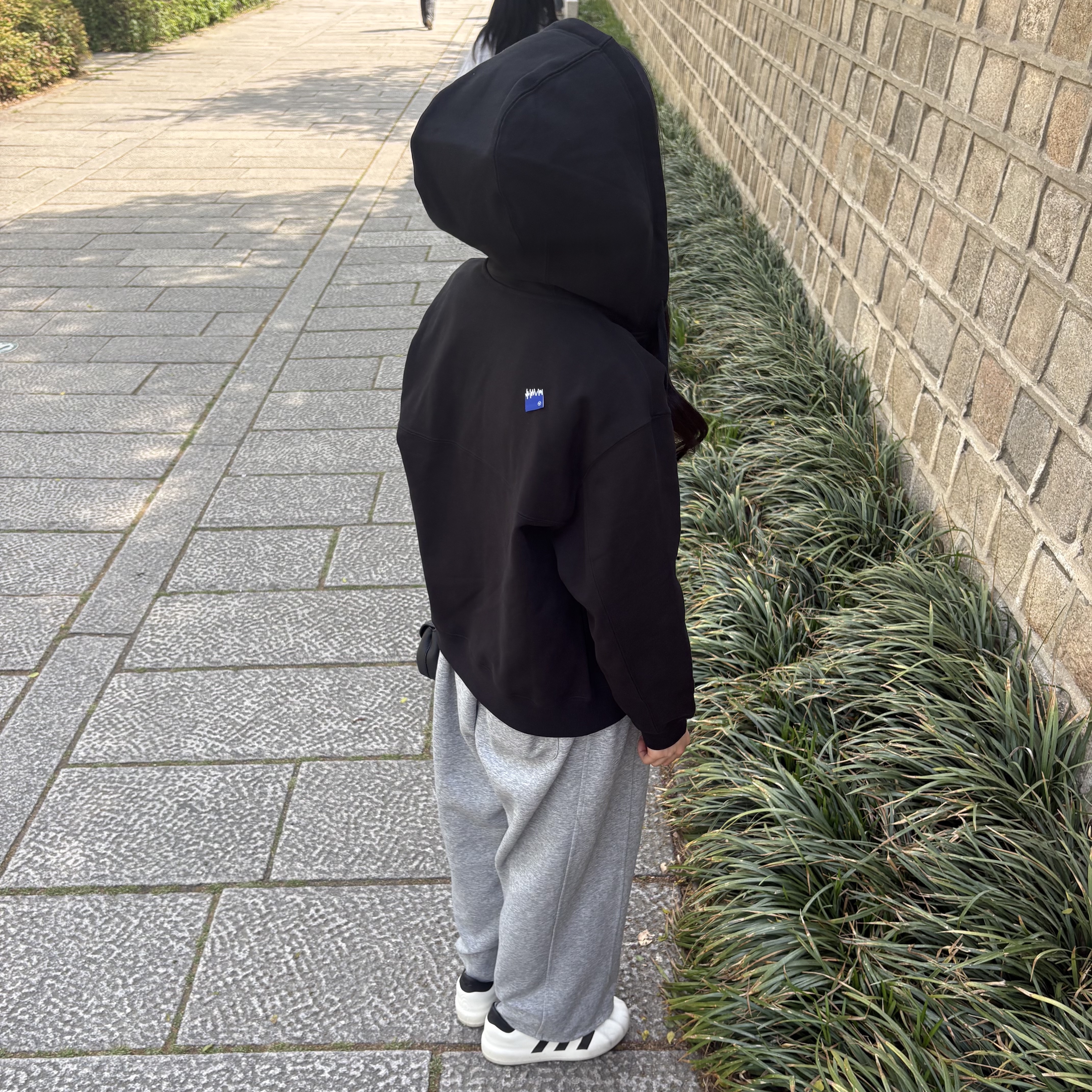 Ader Error Sig; TRS/BL Tag Hoodie Zip-Up 01 Black, Adidas Adifom Superstar Core White 착용 스타일