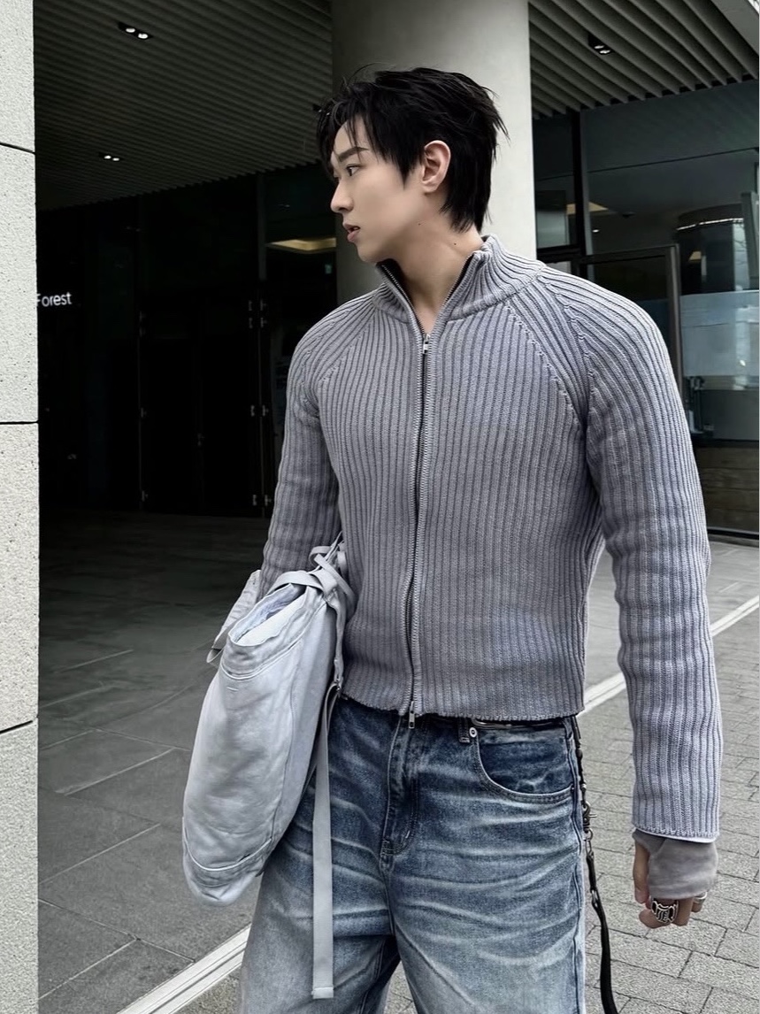 PHOS333 M Stand Neck Knit Zip-Up Grey 착용 스타일 - 1