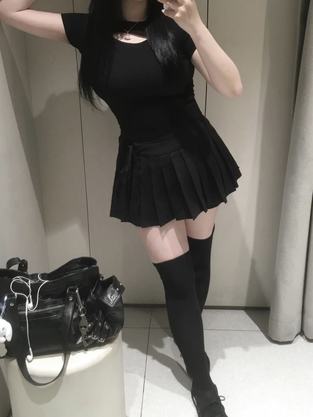PHOS333 W Slim Fit Slit T-Shirt Black 착용 스타일 - 3