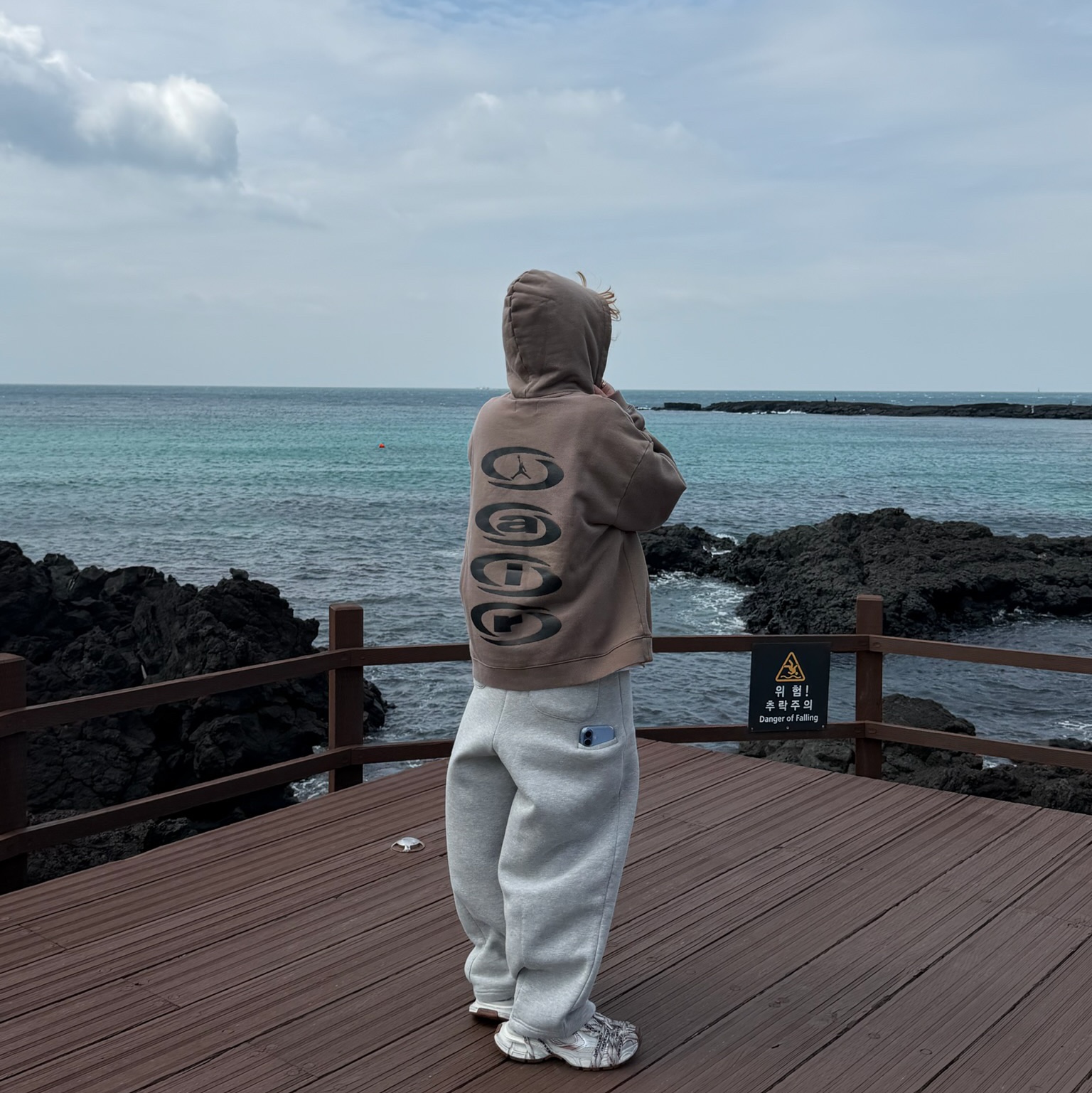 Jordan x Travis Scott Pullover Hoodie Palomino (DZ5502-275) 착용 스타일 - 3