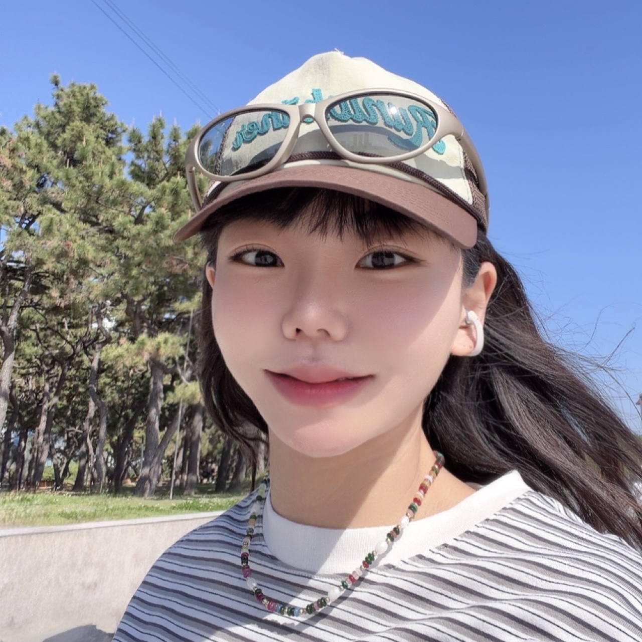 [KREAM 단독] runwhither Trucker Cap Blue Brown, Montbell Polarized Trekking Glasses Silver Light Gray 착용 스타일