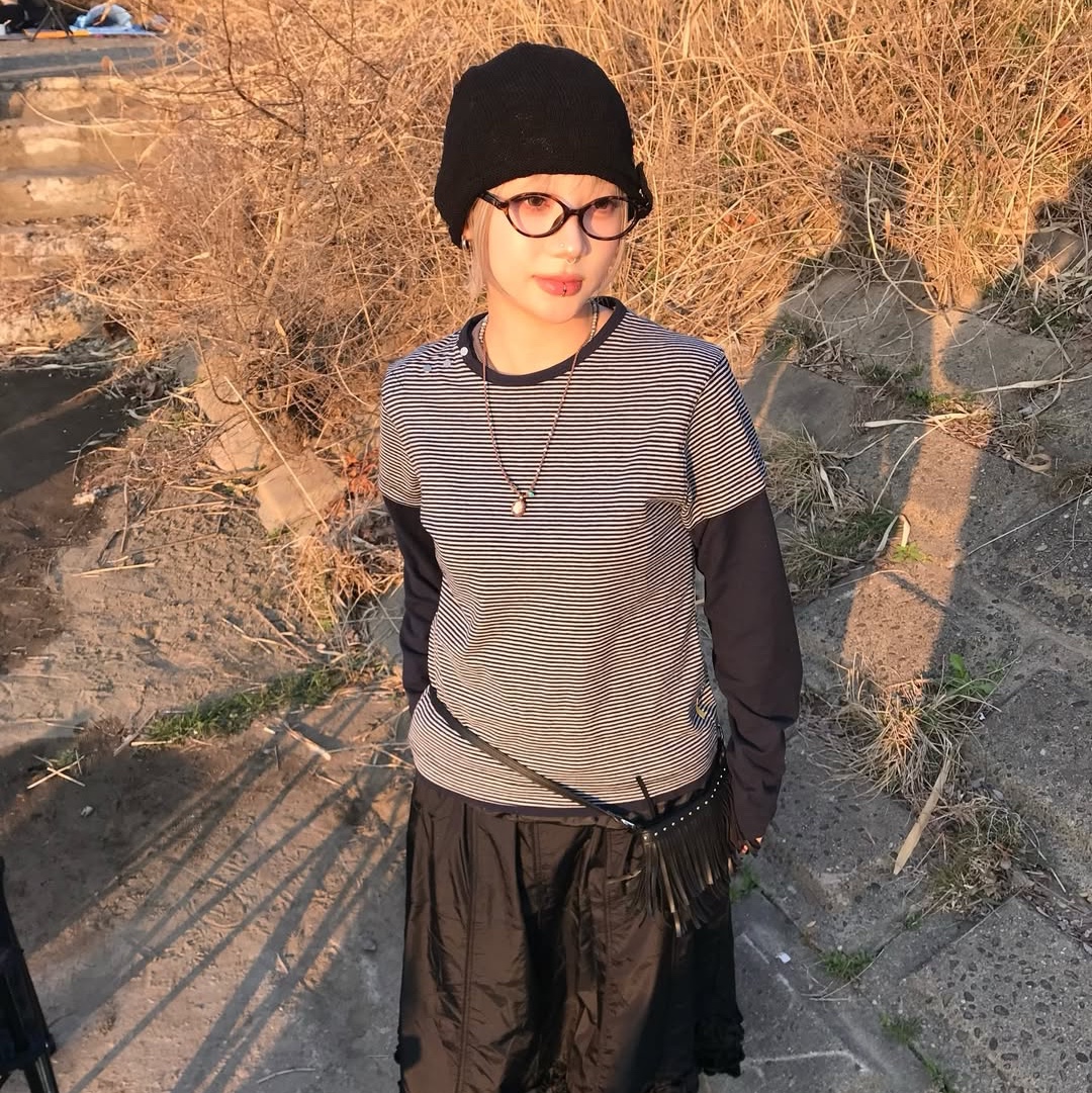MAINBOOTH Button Turban Beanie BLACK, MAINBOOTH Layered Border T-shirt NAVY 착용 스타일 - 4