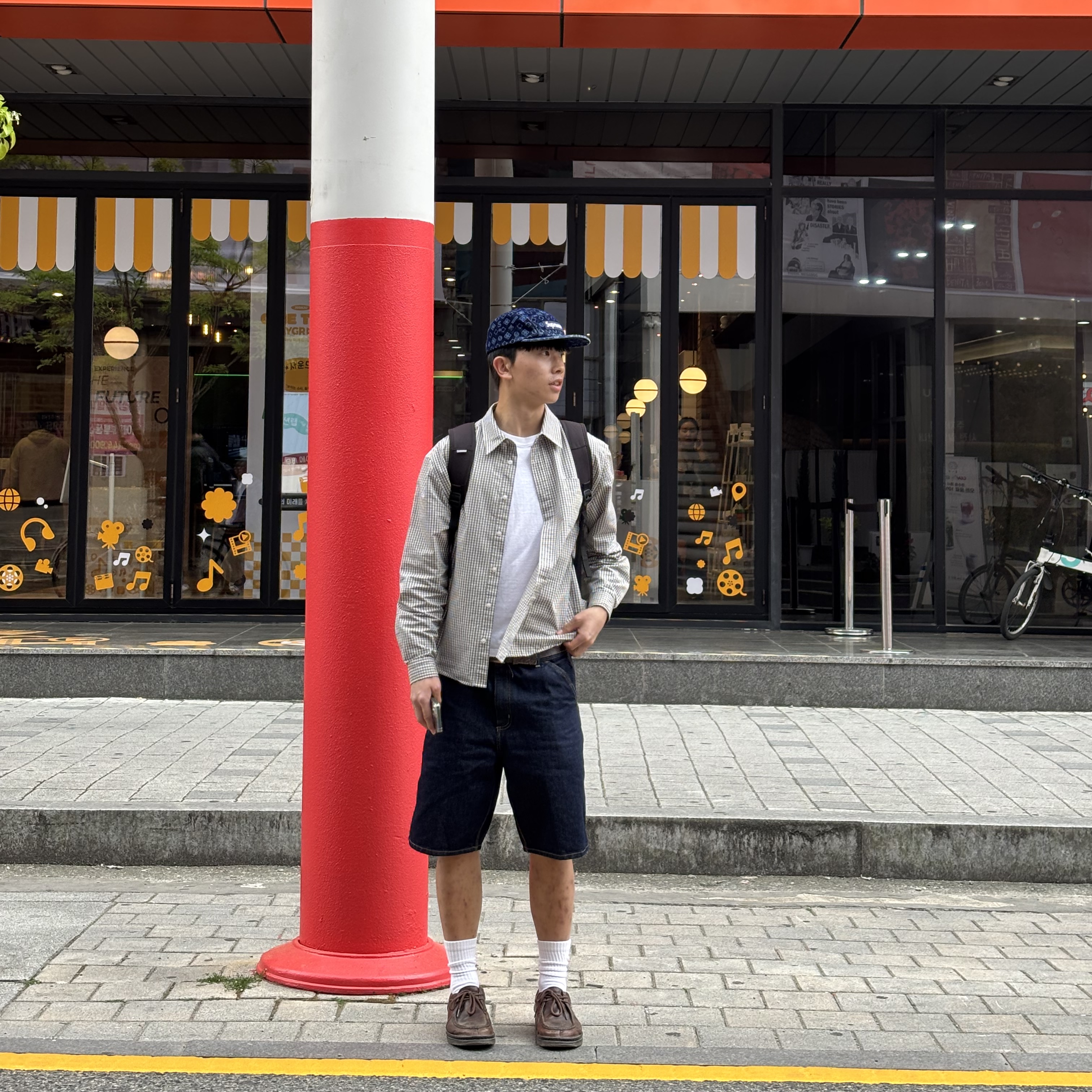 Carhartt WIP Smith Denim Single Knee Short Blue Rinsed, Supreme Flocked Denim Camp Cap Blue - 24FW 착용 스타일 - 1