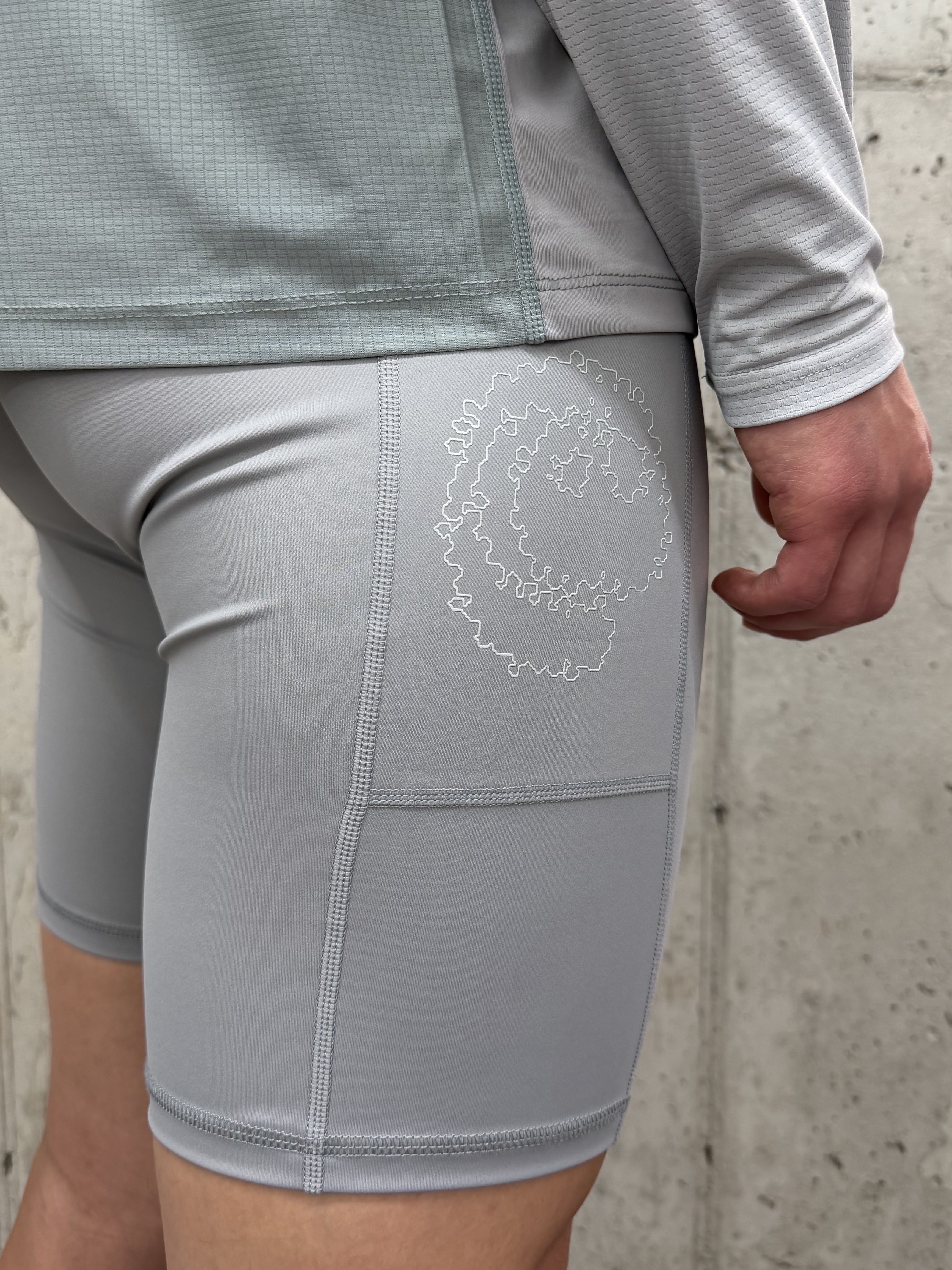 THE WARLD Circular Warld Logo Half Tights Gray 착용 스타일 - 3