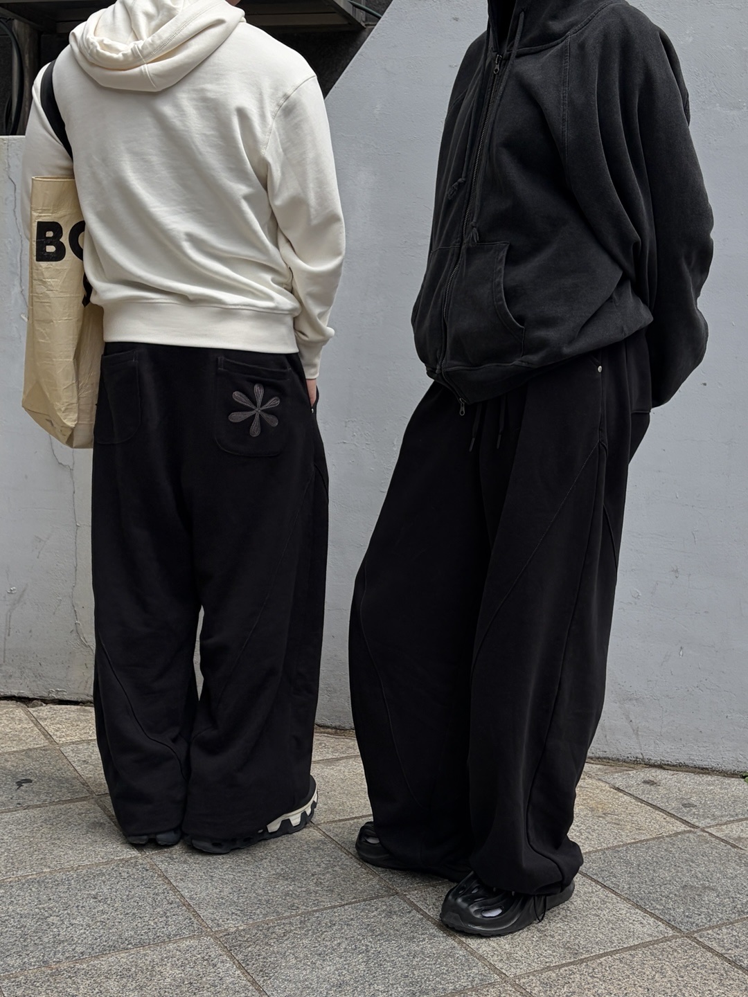 Riomeu Curved Balloon Sweatpants Black 착용 스타일