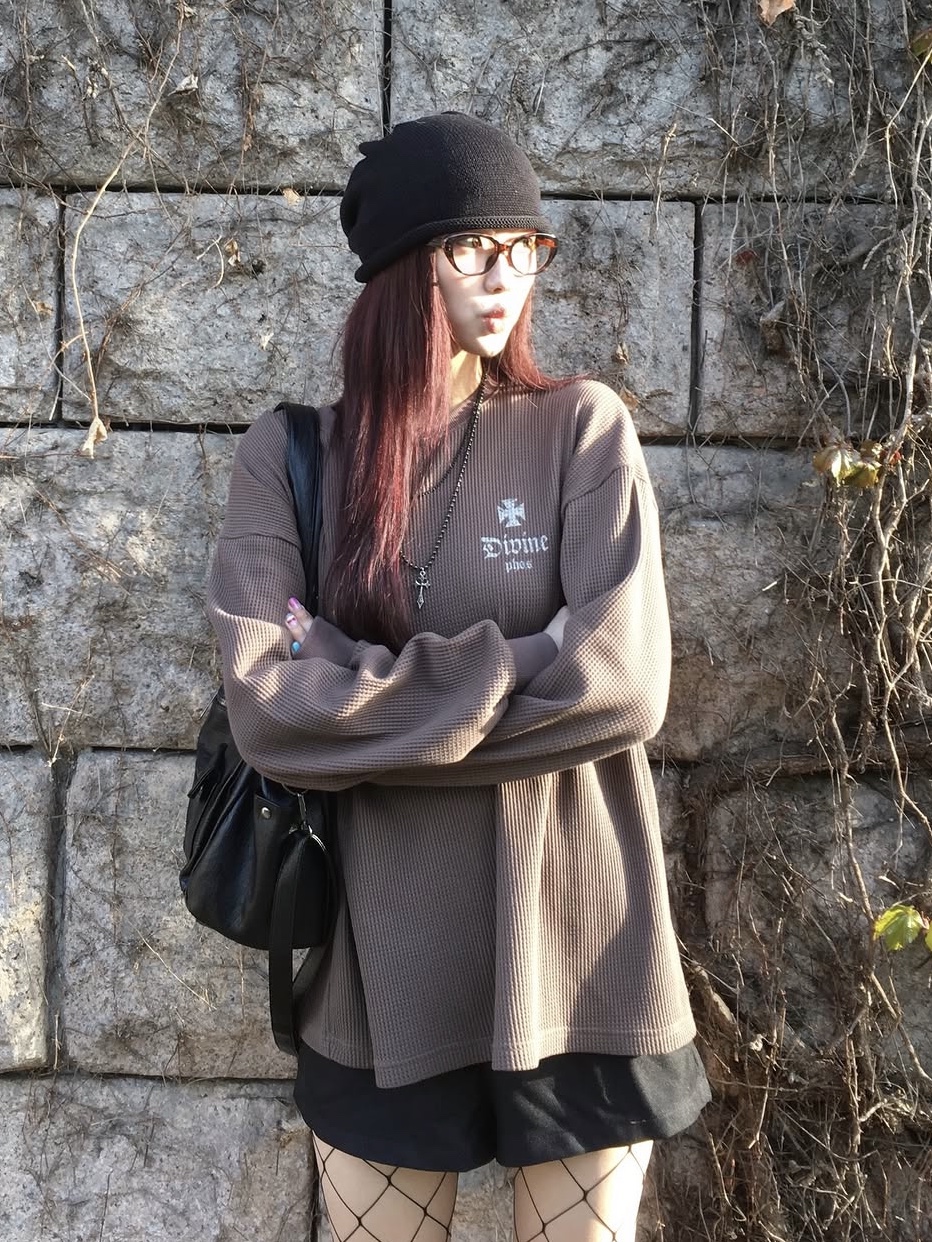 PHOS333 Divine Waffle Long Sleeved Dark Brown 착용 스타일 - 4
