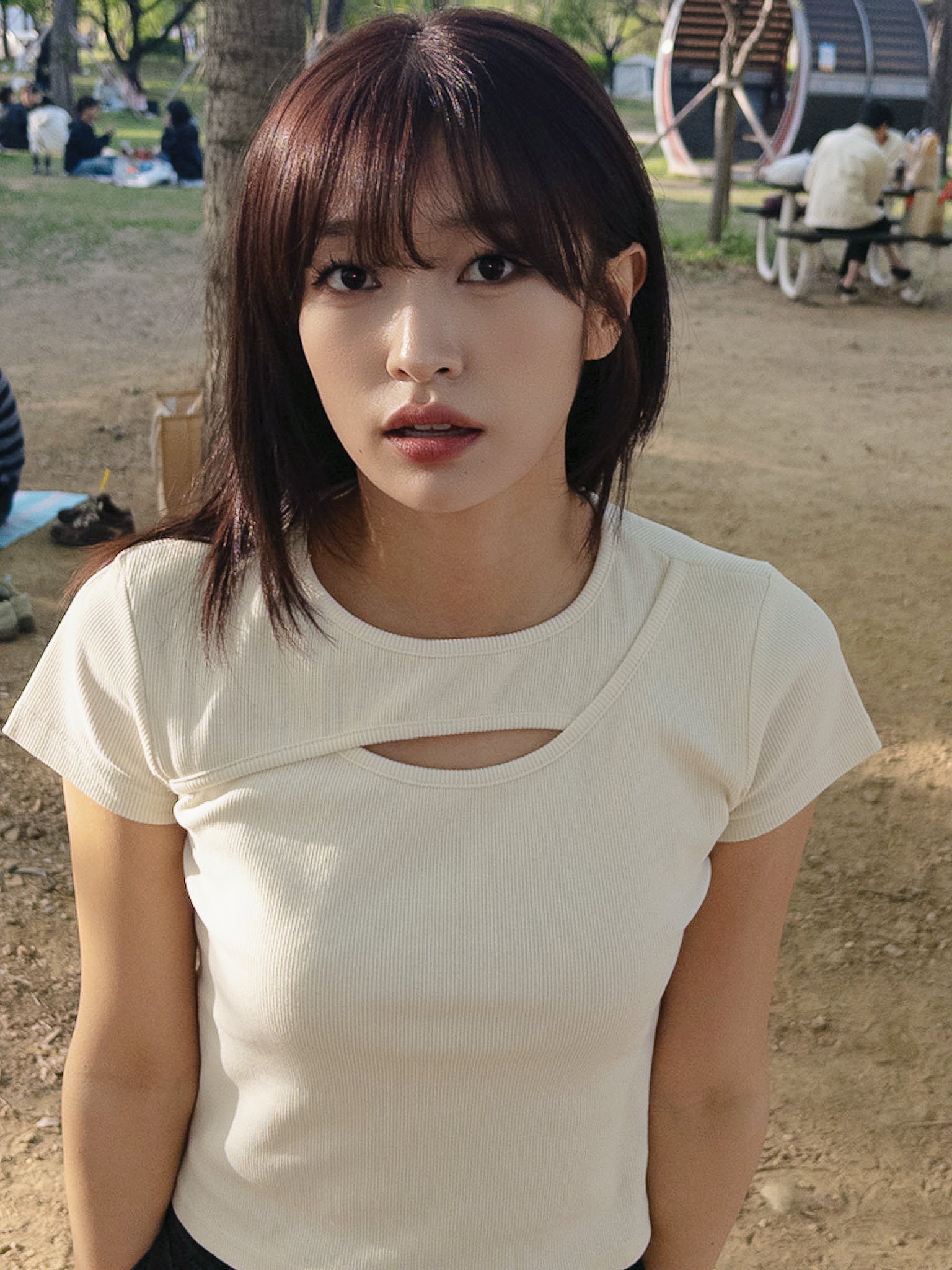 PHOS333 W Slim Fit Slit T-Shirt Cream 착용 스타일 - 4