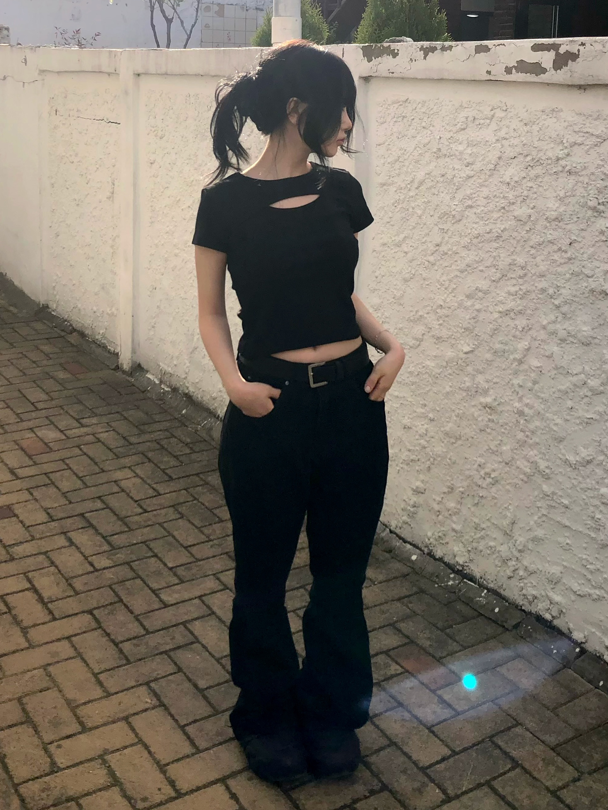 PHOS333 W Slim Fit Slit T-Shirt Black 착용 스타일 - 2