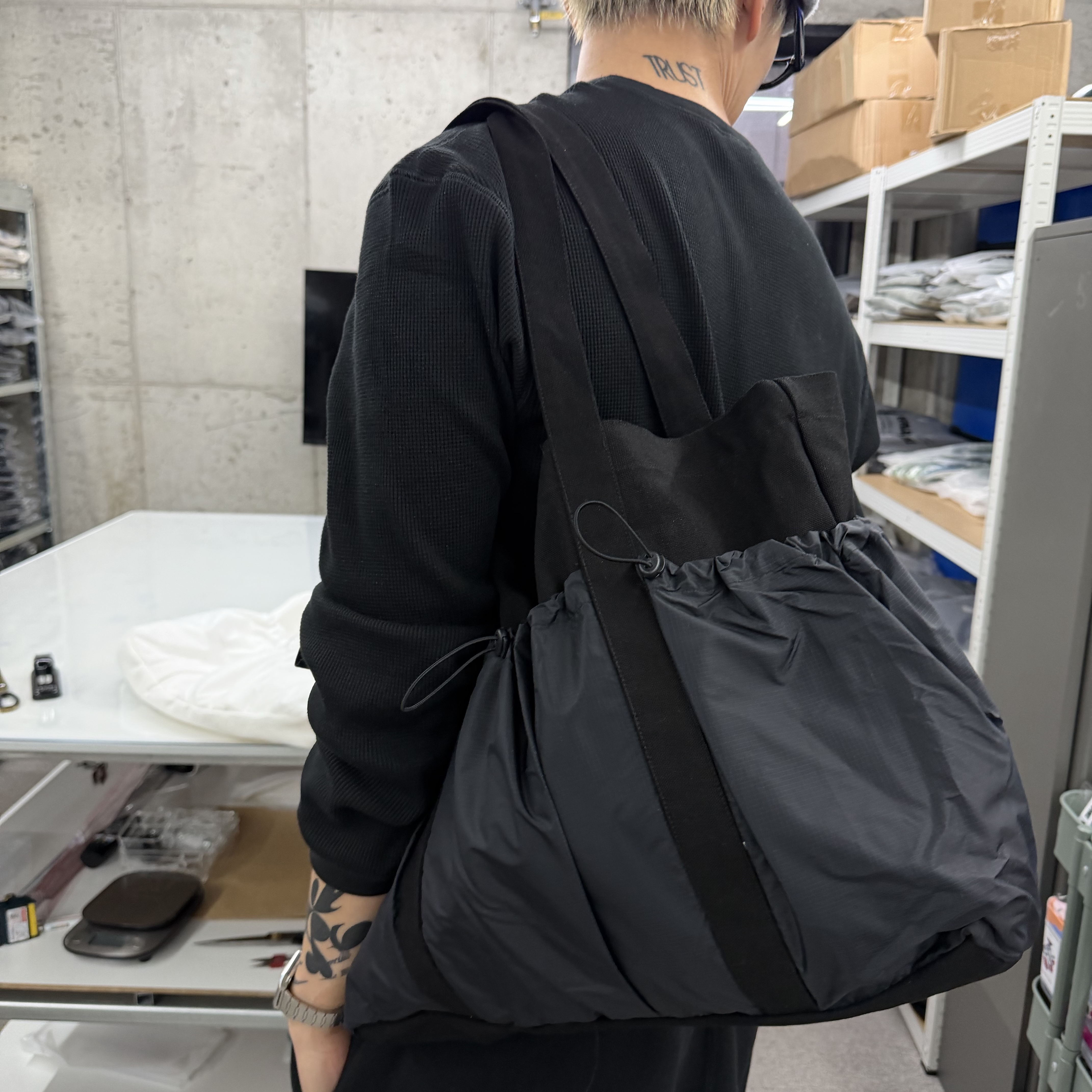 THE WARLD C.N Tote Bag Black 착용 스타일 - 3