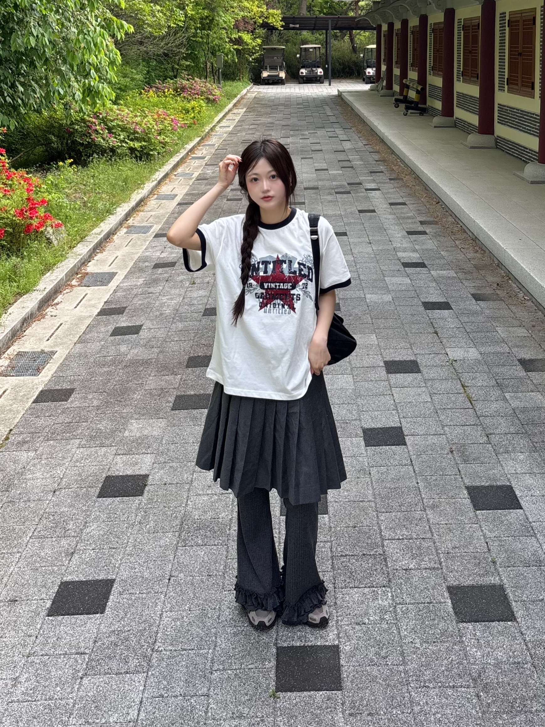 Flavorism VTG Graphic Linger T-shirt White Navy 착용 스타일 - 6