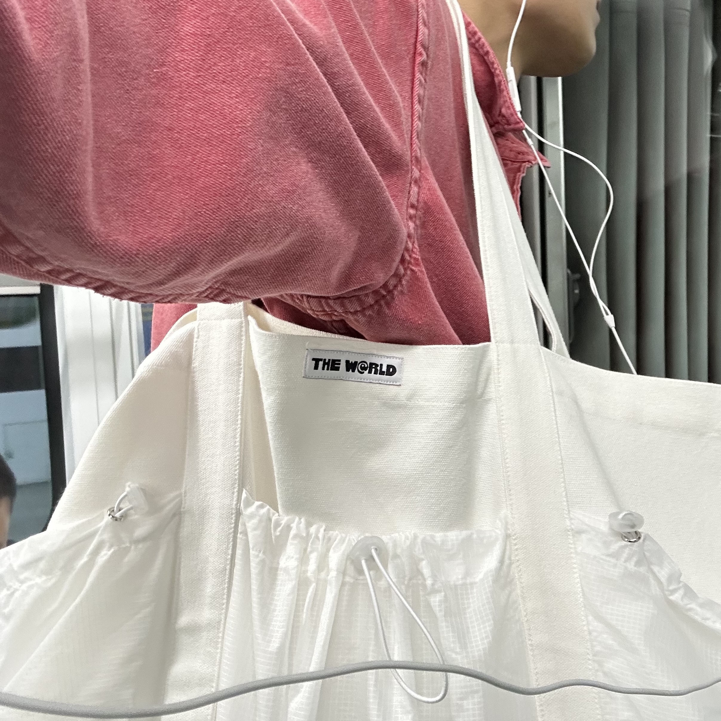 THE WARLD C.N Tote Bag White 착용 스타일 - 2