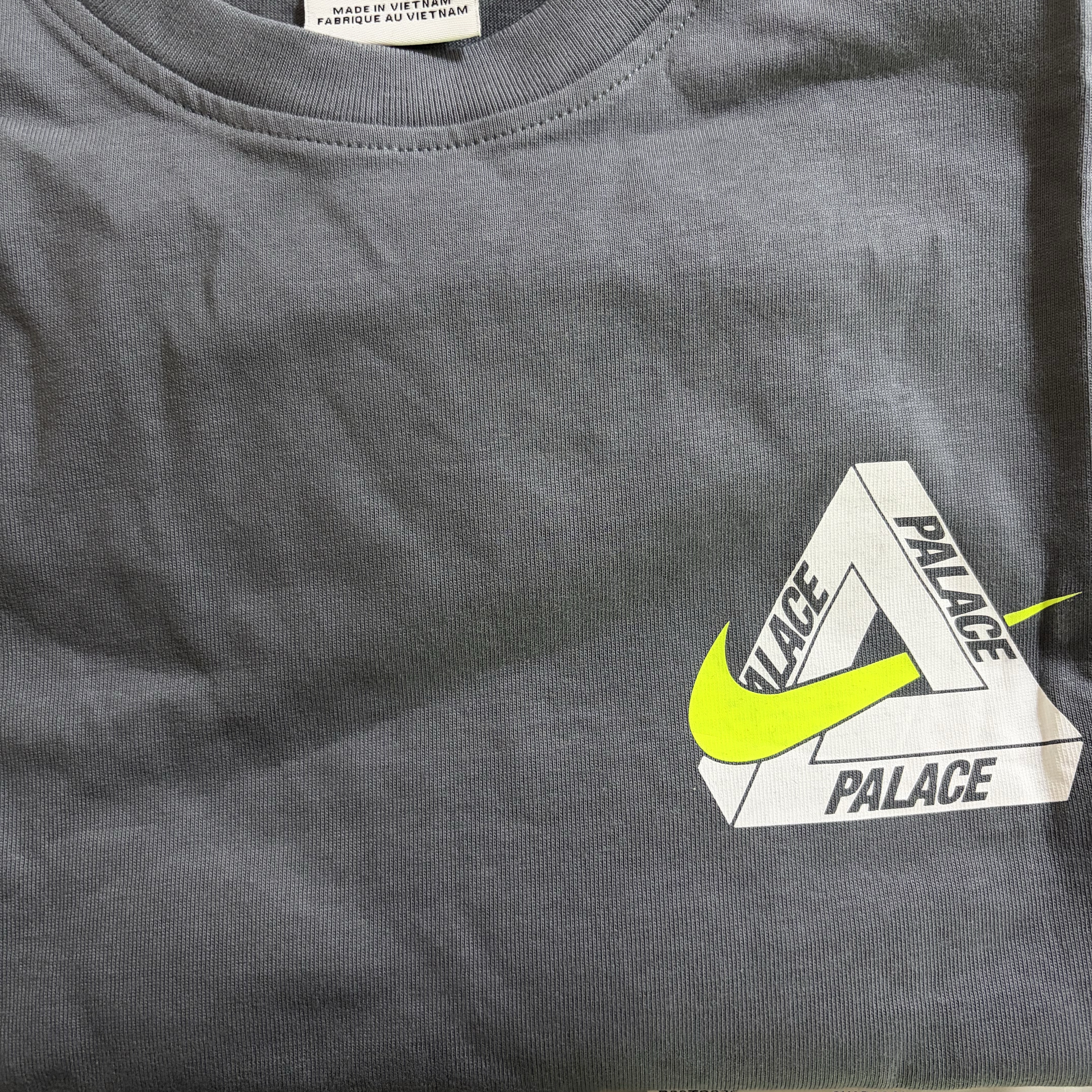 Palace x Nike Tri Swoosh T-Shirt Charcoal - 25FW 착용 스타일
