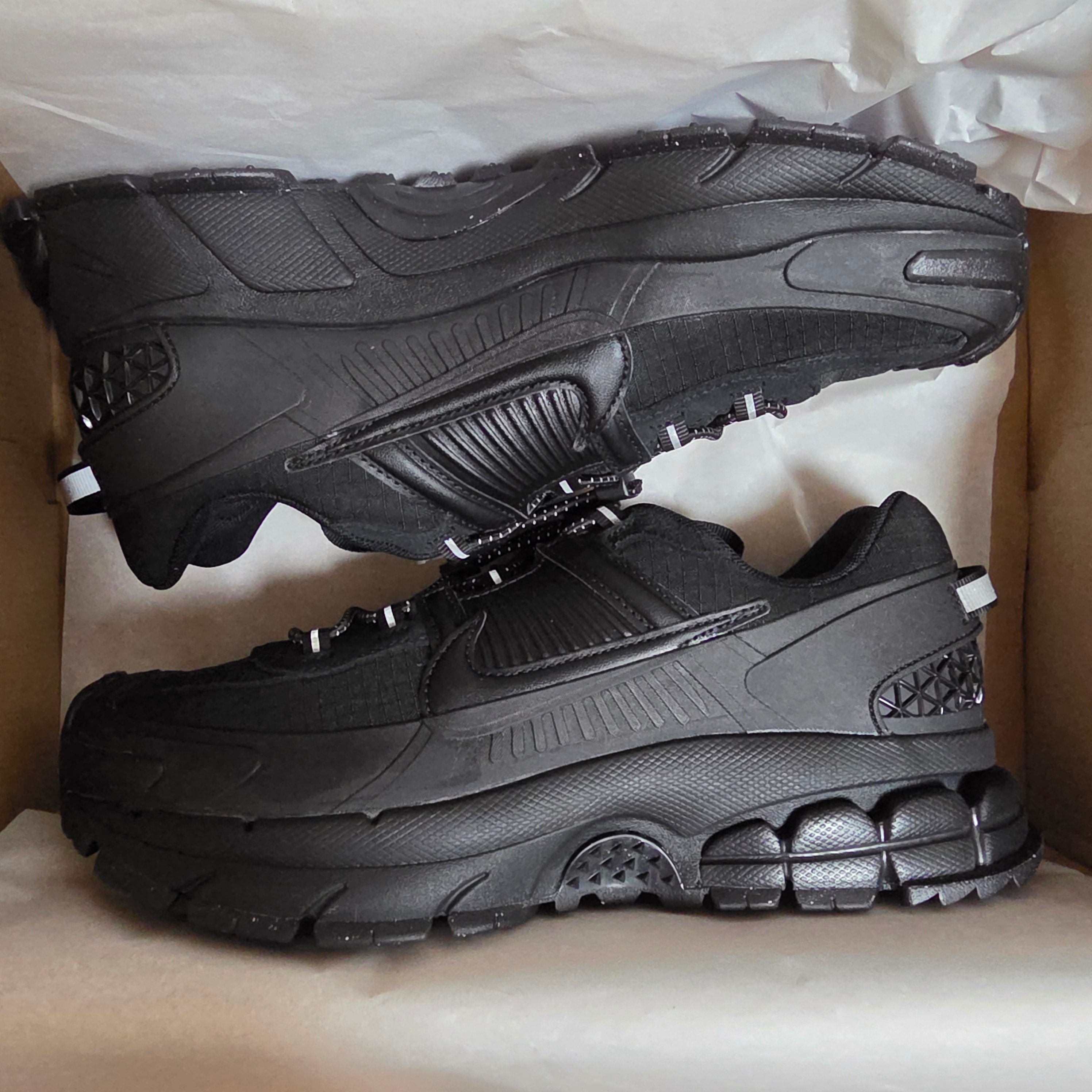 Nike Zoom Vomero Roam Black Racer Blue 착용 스타일